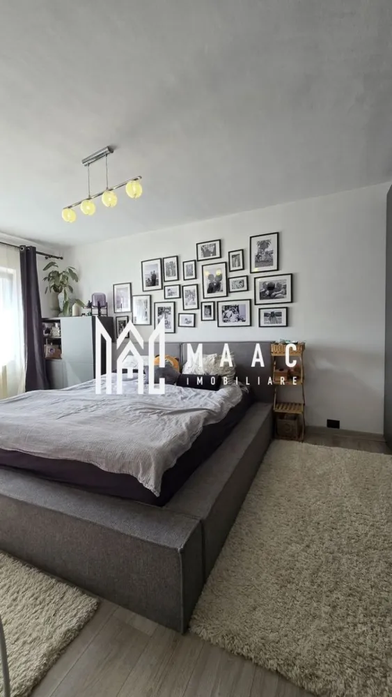 Apartament ultracentral 4 camere I Decomandat I 95 MPU | Etaj 1 | Mediaș - MAAC Imobiliare va propune spre vanzare un apartament deosebit, cu 4 camere decomandate, situat chiar în inima orașului Mediaș, la etajul 1 – o combinație rară între confortul unui apartament și avantajele unei case. Practic, ai senzația de casă, dar cu toate beneficiile unei locații ultracentrale.

Cu o suprafață utilă de 95 mp, locuința este excelent compartimentată și oferă:

4 camere spațioase și bine delimitate
balcon generos de 9 metri, închis cu termopan – perfect pentru relaxare
pivniță inclusă, ideală pentru depozitare

Avantaje care fac diferența:

curte mare, închisă și securizată, cu acces controlat de pe telefon
locuri de parcare chiar în fața imobilului
spațiu verde și loc de joacă pentru copii
zonă liniștită, deși te afli în centrul orașului

Apartamentul se vinde complet mobilat și utilat, fiind pregătit pentru mutare imediată.

Este locul ideal pentru:

o familie cu copii, care are nevoie de siguranță și spațiu
un cuplu care își dorește liniște, dar și acces rapid la toate facilitățile urbane
un investitor care înțelege valoarea unei locații centrale, completate de facilități rare

Aici, copilul tău poate coborî în siguranță în curte, iar tu îți poți savura cafeaua dimineața pe balconul generos de 9 metri.

Pentru mai multe detalii și programarea unei vizionări, vă rugăm să ne contactați telefonic și să menționați CP2992912.