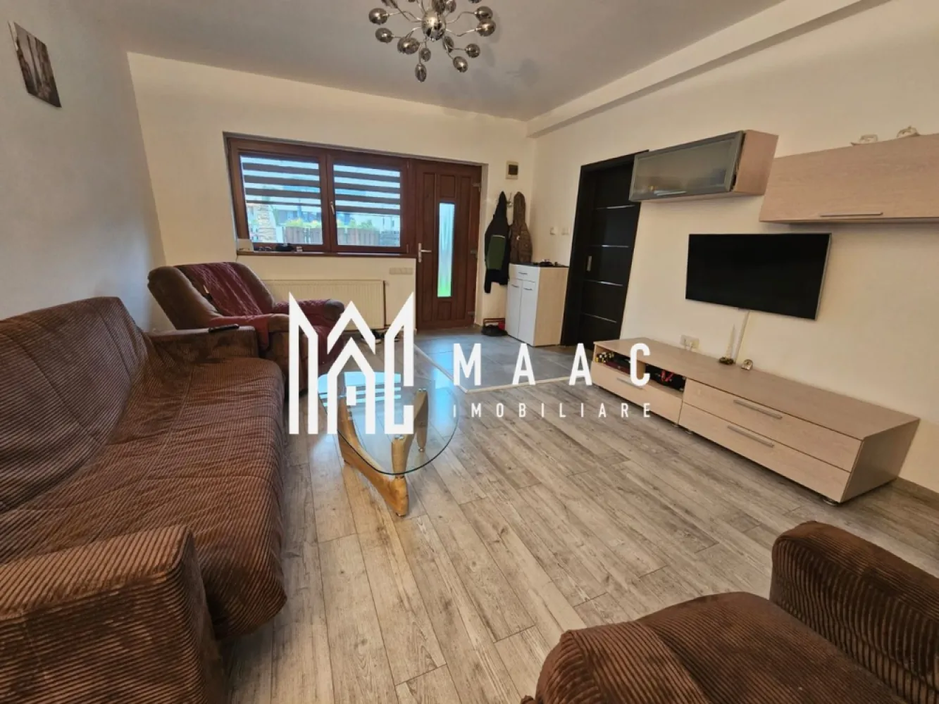 Apartament la vilă I 67 mpu I Curte proprie I Arhitecților - MAAC Imobiliare propune spre vânzare un apartament situat la parterul unei vile din Cartierul Arhitecților, în imediata apropiere a magazinului LIDL.

Clădire nouă, realizată pe structură de beton, cu zidărie din cărămidă și izolație exterioară din polistiren de 10 cm, având regim de înălțime P+E+M. Vila este compusă din 4 apartamente, fiecare beneficiind de curte proprie.

Compartimentare apartament

Suprafață utilă interioară: 67 mp, compusă din:
cameră de zi cu ieșire către curtea din spate
bucătărie
2 dormitoare
baie cu geam de aerisire

Curte proprie

Curtea din față: 105 mp, cu acces auto și spații verzi
Curtea din spate: terasă de 42 mp, zonă de relaxare, barbecue etc.
2 locuri de parcare în fața porții

Locuința este complet mobilată și utilată și se vinde exact ca în fotografii.

Zonă ușor accesibilă, cu:
magazine în apropiere
parc
stații de autobuz
facilități urbane la câteva minute de mers

Aceasta poate fi următoarea dumneavoastră proprietate ce combină utilitatea unui apartament cu facilitățile unei curți proprii.

Nu ezitați să ne contactați, specificând ID CP3038412.