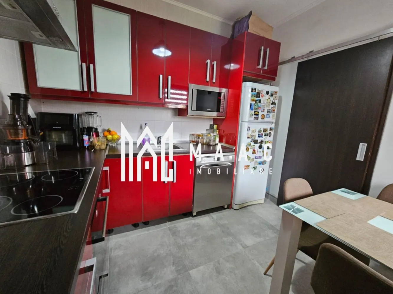 Apartament la vilă I 67 mpu I Curte proprie I Arhitecților - MAAC Imobiliare propune spre vânzare un apartament situat la parterul unei vile din Cartierul Arhitecților, în imediata apropiere a magazinului LIDL.

Clădire nouă, realizată pe structură de beton, cu zidărie din cărămidă și izolație exterioară din polistiren de 10 cm, având regim de înălțime P+E+M. Vila este compusă din 4 apartamente, fiecare beneficiind de curte proprie.

Compartimentare apartament

Suprafață utilă interioară: 67 mp, compusă din:
cameră de zi cu ieșire către curtea din spate
bucătărie
2 dormitoare
baie cu geam de aerisire

Curte proprie

Curtea din față: 105 mp, cu acces auto și spații verzi
Curtea din spate: terasă de 42 mp, zonă de relaxare, barbecue etc.
2 locuri de parcare în fața porții

Locuința este complet mobilată și utilată și se vinde exact ca în fotografii.

Zonă ușor accesibilă, cu:
magazine în apropiere
parc
stații de autobuz
facilități urbane la câteva minute de mers

Aceasta poate fi următoarea dumneavoastră proprietate ce combină utilitatea unui apartament cu facilitățile unei curți proprii.

Nu ezitați să ne contactați, specificând ID CP3038412.
