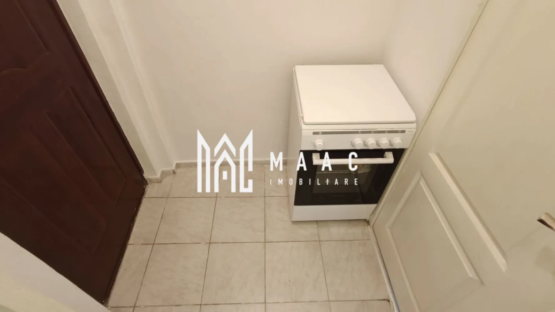 Garsonieră 13 mp I Parter I Centrală I Ștefan Cel Mare - MAAC Imobiliare propune spre vânzare o garsonieră de 13 mp, situată în cartierul Broscărie, în apropierea magazinului Simpa — o zonă accesibilă, cu legături rapide către punctele esențiale din Sibiu. Compartimentare: hol de acces cameră de zi / dormitor baie. Dotări și confort Încălzire prin centrala termica proprie pe gaz și calorifere Apă caldă asigurată de centrală Mobilier nou, garsoniera a fost recent igienizată Toate utilitățile disponibile Disponibilitate imediată Garsoniera este ideală pentru o persoană singură sau pentru cei care caută o locuință compactă, într-o zonă bine conectată. Programează o vizionare — această garsonieră poate fi exact ce cauți pentru un start simplu și eficient, specificând ID CP3036344. }}