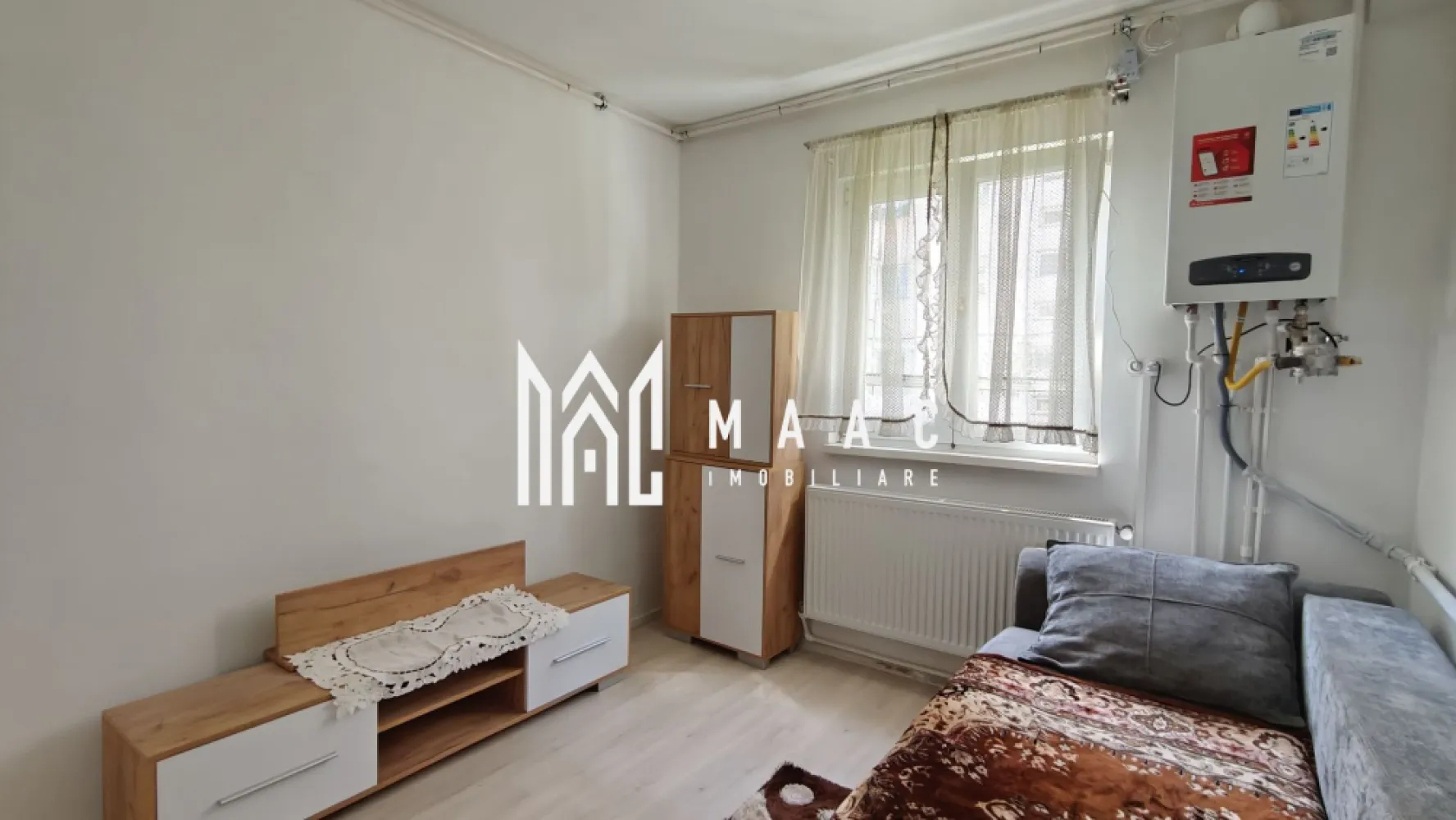 Închiriere garsonieră I Parter I Mobilată I Ștefan Cel Mare - MAAC Imobiliare propune spre închiriere o garsonieră de 13 mp, situată în cartierul Broscărie, în apropierea magazinului Simpa — o zonă accesibilă, cu legături rapide către punctele esențiale din Sibiu. Compartimentare: hol de acces cameră de zi / dormitor baie. Dotări și confort Încălzire prin centrala termica proprie pe gaz și calorifere Apă caldă asigurată de centrală Mobilier nou, garsoniera a fost recent igienizată Toate utilitățile disponibile Disponibilitate imediată Garsoniera este ideală pentru o persoană singură sau pentru cei care caută o locuință compactă, într-o zonă bine conectată. Se închiriază complet mobilată, cu dotările necesare pentru un trai confortabil. Programează o vizionare — această garsonieră poate fi exact ce cauți pentru un start simplu și eficient, specificând ID CP3036302. }}