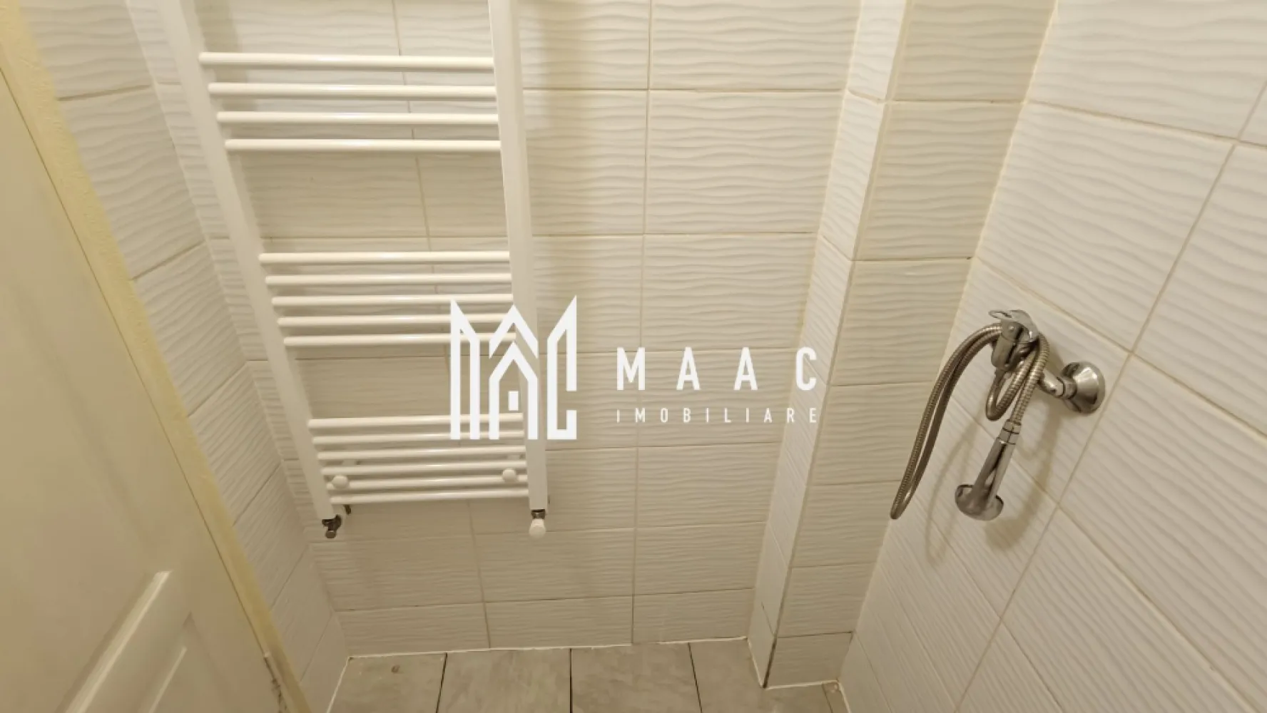 Garsonieră 13 mp I Parter I Centrală I Ștefan Cel Mare - MAAC Imobiliare propune spre vânzare o garsonieră de 13 mp, situată în cartierul Broscărie, în apropierea magazinului Simpa — o zonă accesibilă, cu legături rapide către punctele esențiale din Sibiu. Compartimentare: hol de acces cameră de zi / dormitor baie. Dotări și confort Încălzire prin centrala termica proprie pe gaz și calorifere Apă caldă asigurată de centrală Mobilier nou, garsoniera a fost recent igienizată Toate utilitățile disponibile Disponibilitate imediată Garsoniera este ideală pentru o persoană singură sau pentru cei care caută o locuință compactă, într-o zonă bine conectată. Programează o vizionare — această garsonieră poate fi exact ce cauți pentru un start simplu și eficient, specificând ID CP3036344. }}