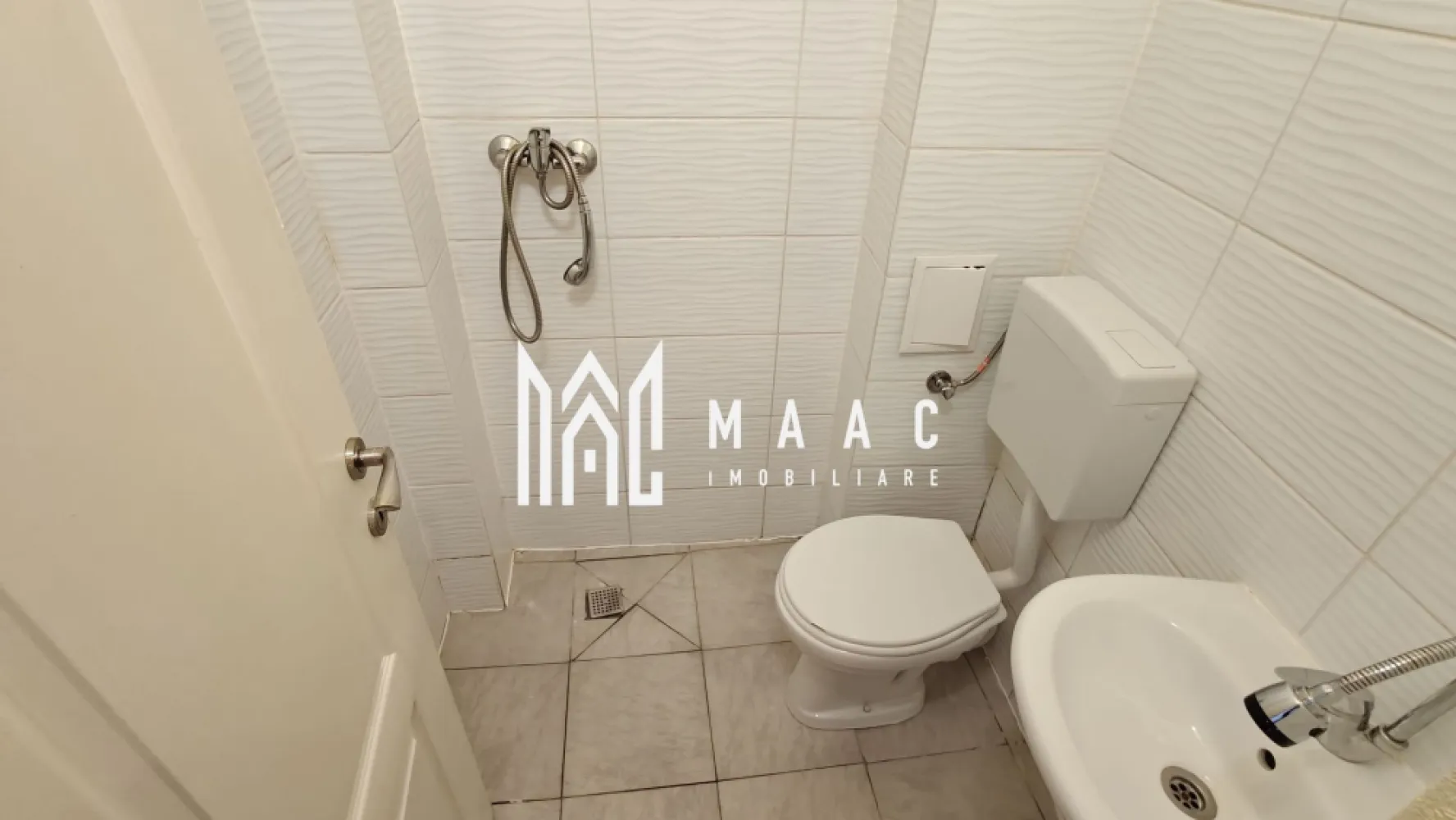 Închiriere garsonieră I Parter I Mobilată I Ștefan Cel Mare - MAAC Imobiliare propune spre închiriere o garsonieră de 13 mp, situată în cartierul Broscărie, în apropierea magazinului Simpa — o zonă accesibilă, cu legături rapide către punctele esențiale din Sibiu. Compartimentare: hol de acces cameră de zi / dormitor baie. Dotări și confort Încălzire prin centrala termica proprie pe gaz și calorifere Apă caldă asigurată de centrală Mobilier nou, garsoniera a fost recent igienizată Toate utilitățile disponibile Disponibilitate imediată Garsoniera este ideală pentru o persoană singură sau pentru cei care caută o locuință compactă, într-o zonă bine conectată. Se închiriază complet mobilată, cu dotările necesare pentru un trai confortabil. Programează o vizionare — această garsonieră poate fi exact ce cauți pentru un start simplu și eficient, specificând ID CP3036302. }}