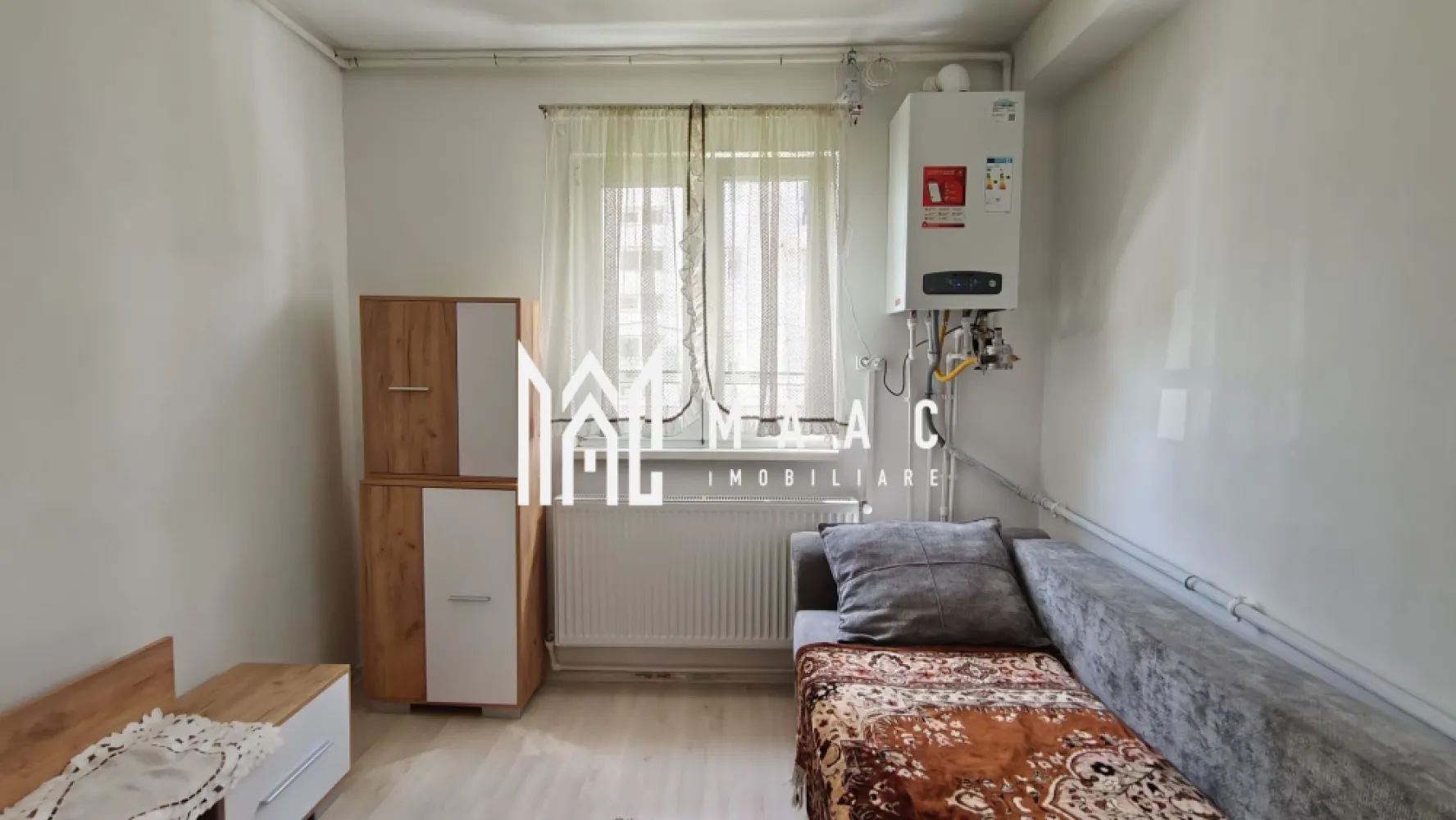 Închiriere garsonieră I Parter I Mobilată I Ștefan Cel Mare - MAAC Imobiliare propune spre închiriere o garsonieră de 13 mp, situată în cartierul Broscărie, în apropierea magazinului Simpa — o zonă accesibilă, cu legături rapide către punctele esențiale din Sibiu. Compartimentare: hol de acces cameră de zi / dormitor baie. Dotări și confort Încălzire prin centrala termica proprie pe gaz și calorifere Apă caldă asigurată de centrală Mobilier nou, garsoniera a fost recent igienizată Toate utilitățile disponibile Disponibilitate imediată Garsoniera este ideală pentru o persoană singură sau pentru cei care caută o locuință compactă, într-o zonă bine conectată. Se închiriază complet mobilată, cu dotările necesare pentru un trai confortabil. Programează o vizionare — această garsonieră poate fi exact ce cauți pentru un start simplu și eficient, specificând ID CP3036302. }}