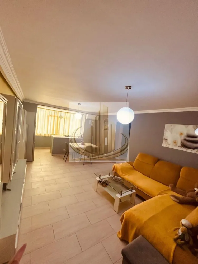 Apartament 3 Camere, Modern | Etaj 2 | Dumbrăvița – Zonă Excelenta - Grand Mobilis Imobiliare vă propune spre vânzare un apartament cu 3 camere, open-space, situat în Dumbrăvița, într-o zonă liniștită și foarte bine conectată. Construit în anul 2018, apartamentul se remarcă prin compartimentarea eficientă și printr-o amenajare modernă, realizată cu bun gust, fiind pregătit pentru a deveni un cămin confortabil sau o investiție sigură. 📐 Detalii proprietate: Compartimentare: 3 camere decomandate, cu living open-space Etaj: 2 din 2 Construcție: 2018 Spații bine optimizate și luminoase 🏢 Dotări și avantaje: Încălzire în pardoseală + centrală proprie Bloc bine întreținut Apartament luminos, cu atmosferă primitoare 📍 Locație: Poziționat într-o zonă liniștită, dar excelent conectată, apartamentul oferă acces rapid către toate punctele de interes: Grădiniță, școală, magazine în imediata apropiere Aproape de Decathlon, Hornbach, Profi, restaurante și terase La câteva minute de Player Dumbrăvița Acces facil către principalele artere ale orașului și către Iulius Town 💼 Potrivit pentru: ✔️ Familii, care își doresc un cămin modern, într-o zonă liniștită ✔️ Investitori, apartamentul putând fi preluat cu chiriași existenți, care achită în prezent 550 €/lună, oferind un randament imediat 📞 Pentru mai multe informații și programarea unei vizionări, echipa Grand Mobilis Imobiliare vă stă la dispoziție! }}