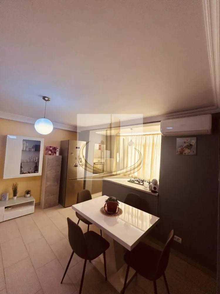 Apartament 3 Camere, Modern | Etaj 2 | Dumbrăvița – Zonă Excelenta - Grand Mobilis Imobiliare vă propune spre vânzare un apartament cu 3 camere, open-space, situat în Dumbrăvița, într-o zonă liniștită și foarte bine conectată. Construit în anul 2018, apartamentul se remarcă prin compartimentarea eficientă și printr-o amenajare modernă, realizată cu bun gust, fiind pregătit pentru a deveni un cămin confortabil sau o investiție sigură. 📐 Detalii proprietate: Compartimentare: 3 camere decomandate, cu living open-space Etaj: 2 din 2 Construcție: 2018 Spații bine optimizate și luminoase 🏢 Dotări și avantaje: Încălzire în pardoseală + centrală proprie Bloc bine întreținut Apartament luminos, cu atmosferă primitoare 📍 Locație: Poziționat într-o zonă liniștită, dar excelent conectată, apartamentul oferă acces rapid către toate punctele de interes: Grădiniță, școală, magazine în imediata apropiere Aproape de Decathlon, Hornbach, Profi, restaurante și terase La câteva minute de Player Dumbrăvița Acces facil către principalele artere ale orașului și către Iulius Town 💼 Potrivit pentru: ✔️ Familii, care își doresc un cămin modern, într-o zonă liniștită ✔️ Investitori, apartamentul putând fi preluat cu chiriași existenți, care achită în prezent 550 €/lună, oferind un randament imediat 📞 Pentru mai multe informații și programarea unei vizionări, echipa Grand Mobilis Imobiliare vă stă la dispoziție! }}