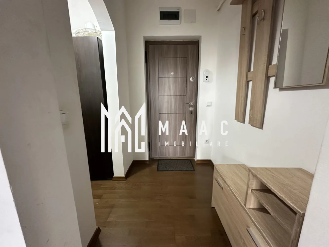 Apartament 3 Camere | 59 MP | Decomandat | 2 Balcoane | Imobil Tip Vilă - MAAC Imobiliare vă propune spre închiriere un apartament modern cu 3 camere decomandate, situat într-un imobil tip casă/vilă, construit în anul 2015, ideal pentru locuit.

Caracteristici principale
 Suprafață utilă: 59 mp
 compartimentare decomandată
 2 dormitoare
 living cu bucătărie deschisă
 1 baie
 2 balcoane
 disponibil imediat

Detalii imobil
 regim redus de înălțime (P+2)
 construcție nouă (2015)
 izolație exterioară
 parcare deschisă disponibilă

Dotări și utilități
 centrală proprie
 încălzire în pardoseală
 bucătărie complet mobilată și utilată
 aragaz, hotă, frigider
 mașină de spălat rufe
 TV
 cabină de duș

Avantaje
 compartimentare eficientă și spațioasă
 imobil tip vilă – mai multă intimitate
 dotări complete – gata de mutat

Pentru mai multe detalii sau pentru programarea unei vizionări, vă rugăm să ne contactați și să menționați ID-ul proprietății: CP3006361.