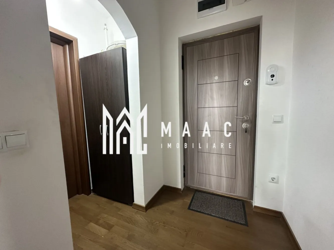 Apartament 3 Camere | 59 MP | Decomandat | 2 Balcoane | Imobil Tip Vilă - MAAC Imobiliare vă propune spre închiriere un apartament modern cu 3 camere decomandate, situat într-un imobil tip casă/vilă, construit în anul 2015, ideal pentru locuit.

Caracteristici principale
 Suprafață utilă: 59 mp
 compartimentare decomandată
 2 dormitoare
 living cu bucătărie deschisă
 1 baie
 2 balcoane
 disponibil imediat

Detalii imobil
 regim redus de înălțime (P+2)
 construcție nouă (2015)
 izolație exterioară
 parcare deschisă disponibilă

Dotări și utilități
 centrală proprie
 încălzire în pardoseală
 bucătărie complet mobilată și utilată
 aragaz, hotă, frigider
 mașină de spălat rufe
 TV
 cabină de duș

Avantaje
 compartimentare eficientă și spațioasă
 imobil tip vilă – mai multă intimitate
 dotări complete – gata de mutat

Pentru mai multe detalii sau pentru programarea unei vizionări, vă rugăm să ne contactați și să menționați ID-ul proprietății: CP3006361.