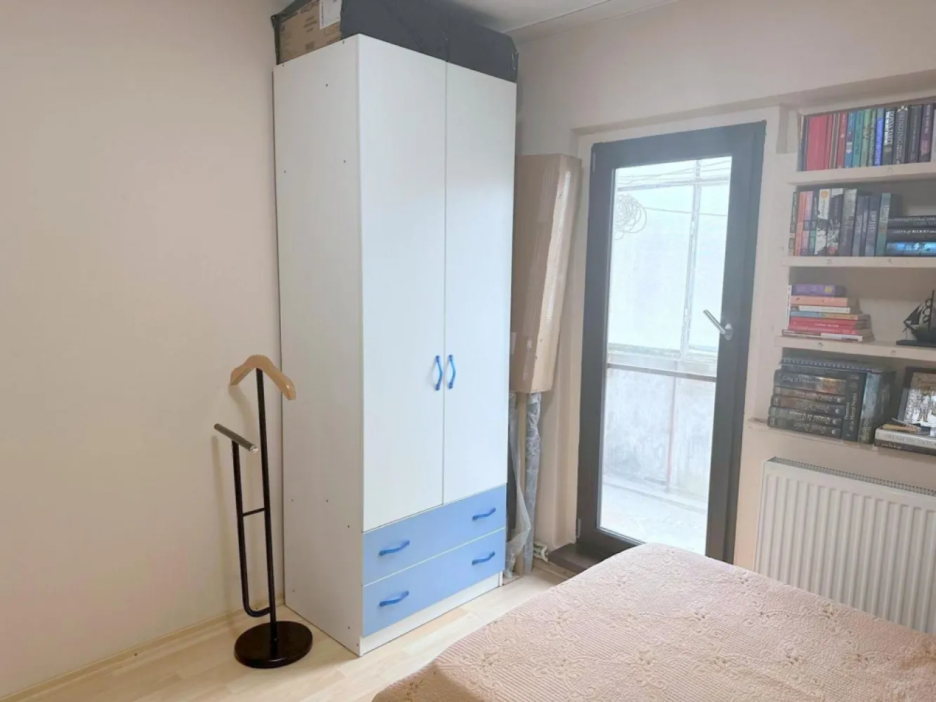 De vanzare aparatament cu 2 camere, Siderurgistilor, 65.000 euro negociabil - Se vinde apartament cu 2 camere, etajul 4/4, situat în zona Siderurgiștilor, în spate la Liceul Auto, într-o zonă liniștită și accesibilă.
Apartamentul este compartimentat eficient și dispune de living, dormitor, bucătărie, baie și balcon. Locuința este dotată cu centrală termică proprie, geamuri termopan, parchet și ușă la baie, fiind ideală pentru locuit sau investiție. Apartamentul este curat. Situatie juridica clara, se accepta credit.
Zona oferă acces rapid la mijloace de transport, magazine, școli și alte facilități de interes.
Preț: 65.000 euro negociabil.
Pentru mai multe informații sau pentru programarea unei vizionări, nu ezitați să mă contactați 0746.252.252 Liliana Ene.