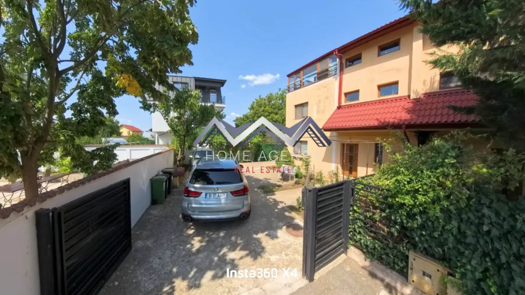 Casă individuală P+1+M cu garaj și terase spațioase – Otopeni Central - Vă propunem, spre vânzare, o casă individuală elegantă, cu regim de înălțime P+1+M, situată în zona centrală a Otopeniului, pe un teren de 368 mp. Proprietatea oferă o suprafață construită de 290 mp și 167,76 mp utili, fiind gândită pentru a răspunde nevoilor unei familii moderne care își dorește spațiu, confort și acces facil către toate facilitățile urbane. La parter, zona de zi este gândită pentru confort. Bucătăria închisă, spațioasă și bine organizată, oferă intimitatea necesară pentru gătit, dar și posibilitatea de a rămâne conectat cu restul casei. Living-ul generos integrează zona de dining, care poate fi închisă la nevoie, oferind astfel flexibilitate în utilizare. Din living, se face accesul către terasa închisă, un spațiu ideal pentru relaxare indiferent de sezon, dar și către garaj, pentru un plus de comoditate în viața de zi cu zi. La etaj, compartimentarea a fost concepută pentru intimitatea familiei. Dormitorul matrimonial beneficiază de baie proprie (dotată cu cadă), dressing spațios și acces direct către o terasă de 30 mp – un loc perfect pentru relaxare. Celelalte două dormitoare sunt luminoase și deservite de o baie comună, tot cu cadă. Unul dintre dormitoare are acces către terasă, iar al doilea dispune de balcon propriu, adăugând un plus de intimitate și personalitate fiecărui spațiu. Mansarda reprezintă o zonă versatilă și luminoasă. Aceasta include o terasă închisă de 23 mp utili și o cameră generoasă, care poate fi transformată în două dormitoare individuale, un birou sau o zonă de recreere, în funcție de necesitățile familiei. Casa este racordată la toate utilitățile, iar garajul integrat oferă un acces practic și protecție pentru mașină. Curtea de 368 mp lasă loc pentru amenajări personalizate: grădină, spațiu de joacă pentru copii sau zonă de relaxare. Amplasarea este excelentă – în inima Otopeniului, cu acces rapid la școli, grădinițe, restaurante, magazine și mijloace de transport, precum și toate punctele de interes din zona de Nord a Capitalei. Această proprietate îmbină eleganța și funcționalitatea, oferind tot ceea ce o familie își poate dori pentru a construi un cămin stabil și armonios. Programează acum o vizionare! }}