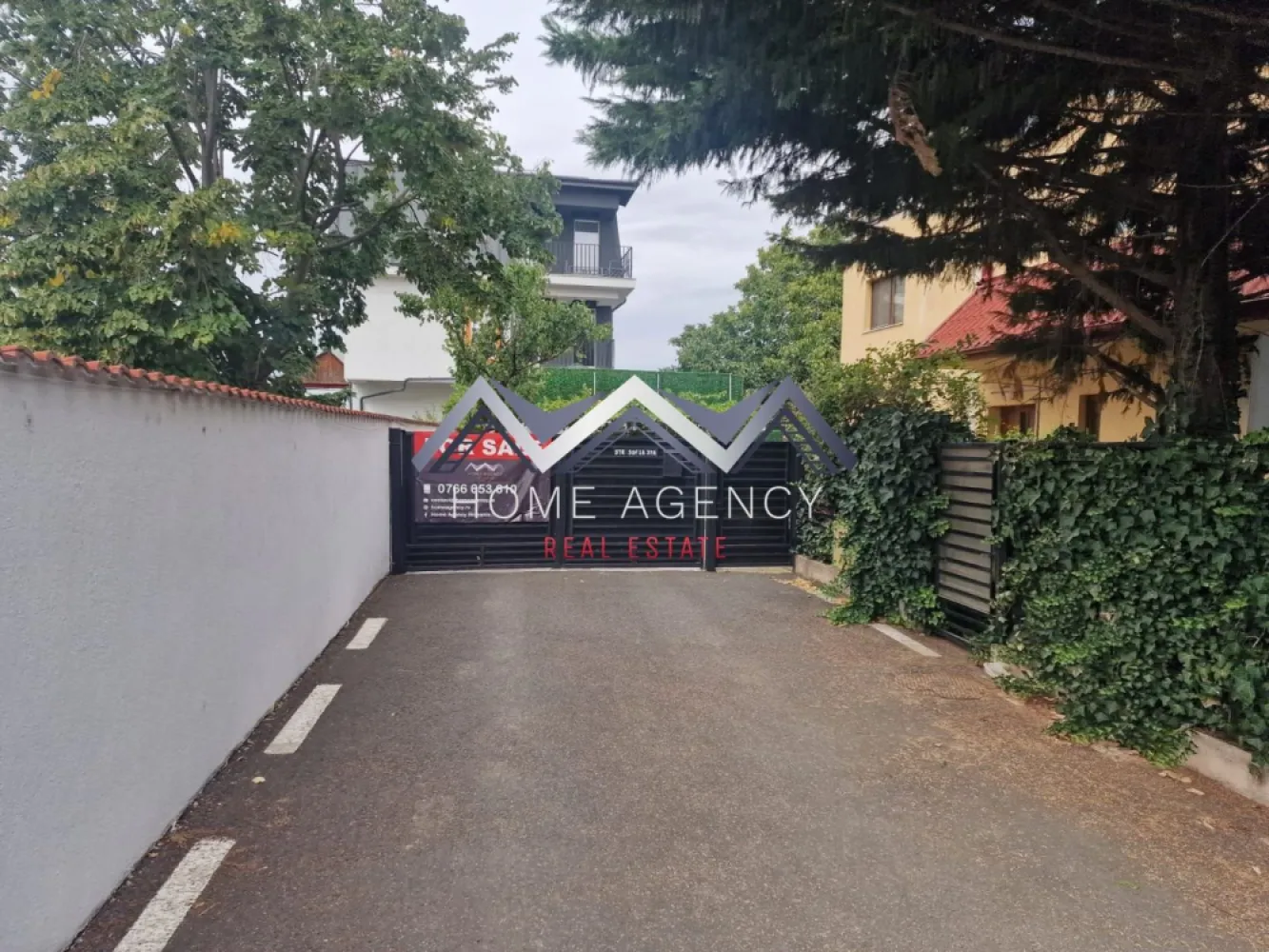 Casă individuală P+1+M cu garaj și terase spațioase – Otopeni Central - Vă propunem, spre vânzare, o casă individuală elegantă, cu regim de înălțime P+1+M, situată în zona centrală a Otopeniului, pe un teren de 368 mp. Proprietatea oferă o suprafață construită de 290 mp și 167,76 mp utili, fiind gândită pentru a răspunde nevoilor unei familii moderne care își dorește spațiu, confort și acces facil către toate facilitățile urbane. La parter, zona de zi este gândită pentru confort. Bucătăria închisă, spațioasă și bine organizată, oferă intimitatea necesară pentru gătit, dar și posibilitatea de a rămâne conectat cu restul casei. Living-ul generos integrează zona de dining, care poate fi închisă la nevoie, oferind astfel flexibilitate în utilizare. Din living, se face accesul către terasa închisă, un spațiu ideal pentru relaxare indiferent de sezon, dar și către garaj, pentru un plus de comoditate în viața de zi cu zi. La etaj, compartimentarea a fost concepută pentru intimitatea familiei. Dormitorul matrimonial beneficiază de baie proprie (dotată cu cadă), dressing spațios și acces direct către o terasă de 30 mp – un loc perfect pentru relaxare. Celelalte două dormitoare sunt luminoase și deservite de o baie comună, tot cu cadă. Unul dintre dormitoare are acces către terasă, iar al doilea dispune de balcon propriu, adăugând un plus de intimitate și personalitate fiecărui spațiu. Mansarda reprezintă o zonă versatilă și luminoasă. Aceasta include o terasă închisă de 23 mp utili și o cameră generoasă, care poate fi transformată în două dormitoare individuale, un birou sau o zonă de recreere, în funcție de necesitățile familiei. Casa este racordată la toate utilitățile, iar garajul integrat oferă un acces practic și protecție pentru mașină. Curtea de 368 mp lasă loc pentru amenajări personalizate: grădină, spațiu de joacă pentru copii sau zonă de relaxare. Amplasarea este excelentă – în inima Otopeniului, cu acces rapid la școli, grădinițe, restaurante, magazine și mijloace de transport, precum și toate punctele de interes din zona de Nord a Capitalei. Această proprietate îmbină eleganța și funcționalitatea, oferind tot ceea ce o familie își poate dori pentru a construi un cămin stabil și armonios. Programează acum o vizionare! }}