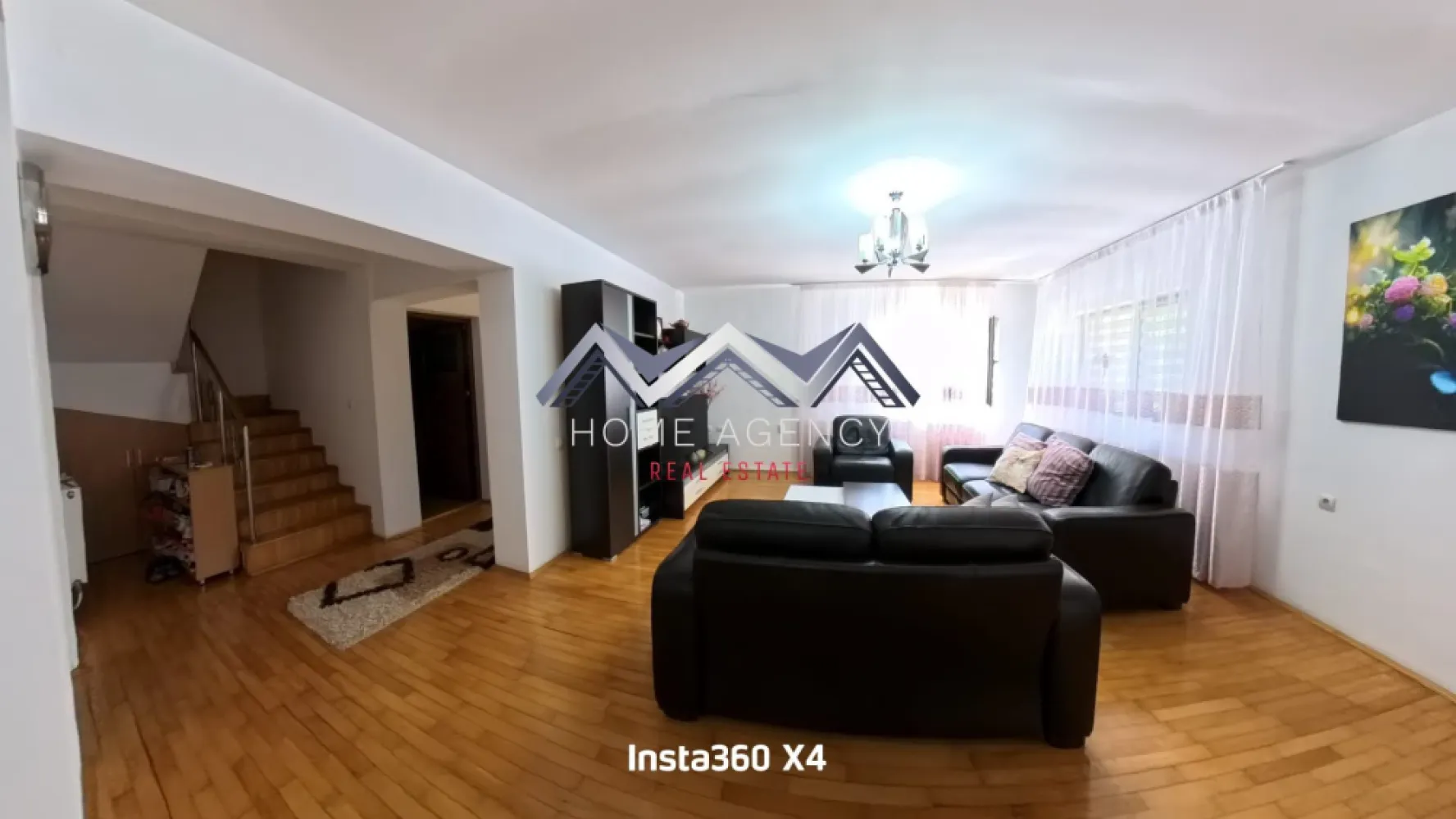 Casă individuală P+1+M cu garaj și terase spațioase – Otopeni Central - Vă propunem, spre vânzare, o casă individuală elegantă, cu regim de înălțime P+1+M, situată în zona centrală a Otopeniului, pe un teren de 368 mp. Proprietatea oferă o suprafață construită de 290 mp și 167,76 mp utili, fiind gândită pentru a răspunde nevoilor unei familii moderne care își dorește spațiu, confort și acces facil către toate facilitățile urbane. La parter, zona de zi este gândită pentru confort. Bucătăria închisă, spațioasă și bine organizată, oferă intimitatea necesară pentru gătit, dar și posibilitatea de a rămâne conectat cu restul casei. Living-ul generos integrează zona de dining, care poate fi închisă la nevoie, oferind astfel flexibilitate în utilizare. Din living, se face accesul către terasa închisă, un spațiu ideal pentru relaxare indiferent de sezon, dar și către garaj, pentru un plus de comoditate în viața de zi cu zi. La etaj, compartimentarea a fost concepută pentru intimitatea familiei. Dormitorul matrimonial beneficiază de baie proprie (dotată cu cadă), dressing spațios și acces direct către o terasă de 30 mp – un loc perfect pentru relaxare. Celelalte două dormitoare sunt luminoase și deservite de o baie comună, tot cu cadă. Unul dintre dormitoare are acces către terasă, iar al doilea dispune de balcon propriu, adăugând un plus de intimitate și personalitate fiecărui spațiu. Mansarda reprezintă o zonă versatilă și luminoasă. Aceasta include o terasă închisă de 23 mp utili și o cameră generoasă, care poate fi transformată în două dormitoare individuale, un birou sau o zonă de recreere, în funcție de necesitățile familiei. Casa este racordată la toate utilitățile, iar garajul integrat oferă un acces practic și protecție pentru mașină. Curtea de 368 mp lasă loc pentru amenajări personalizate: grădină, spațiu de joacă pentru copii sau zonă de relaxare. Amplasarea este excelentă – în inima Otopeniului, cu acces rapid la școli, grădinițe, restaurante, magazine și mijloace de transport, precum și toate punctele de interes din zona de Nord a Capitalei. Această proprietate îmbină eleganța și funcționalitatea, oferind tot ceea ce o familie își poate dori pentru a construi un cămin stabil și armonios. Programează acum o vizionare! }}