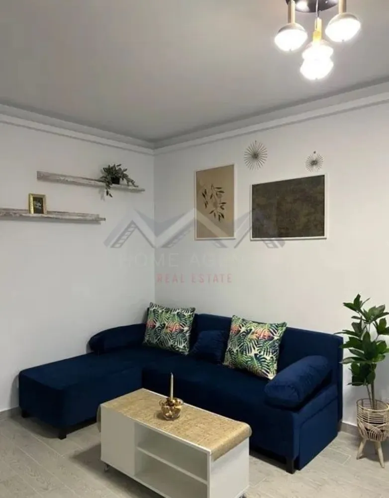 Apartament 2 camere Otopeni - Vă propunem, spre închiriere, un apartament cu 2 camere, complet mobilat și utilat, situat într-un bloc nou, parte dintr-un ansamblu rezidențial, din Otopeni, cu acces facil către magazine (Mega Image, Lidl), restaurante, parcuri, cafenele, World Class, terenuri de tenis, Aeroport, DN1, Centură etc. Apartamentul este foarte luminos, foarte spațios și foarte bine compartimentat, având un living și o bucătărie open space cu acces spre balconul foarte generos, un dormitor și o baie (duș tip walk-in). Beneficiază de centrală proprie, canapea extensibilă, electrocasnice premium, inclusiv mașină de spălat vase. Include 1 loc de parcare. Programează-te acum pentru o vizionare! }}