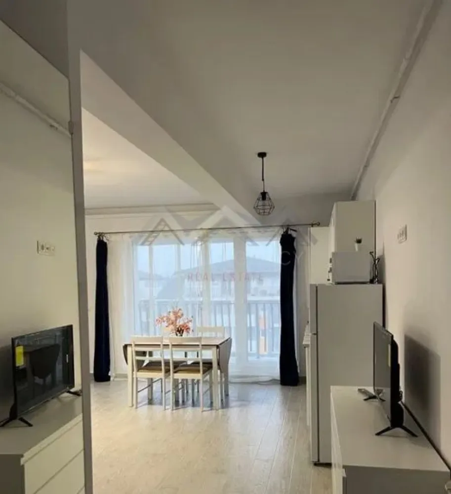 Apartament 2 camere Otopeni - Vă propunem, spre închiriere, un apartament cu 2 camere, complet mobilat și utilat, situat într-un bloc nou, parte dintr-un ansamblu rezidențial, din Otopeni, cu acces facil către magazine (Mega Image, Lidl), restaurante, parcuri, cafenele, World Class, terenuri de tenis, Aeroport, DN1, Centură etc. Apartamentul este foarte luminos, foarte spațios și foarte bine compartimentat, având un living și o bucătărie open space cu acces spre balconul foarte generos, un dormitor și o baie (duș tip walk-in). Beneficiază de centrală proprie, canapea extensibilă, electrocasnice premium, inclusiv mașină de spălat vase. Include 1 loc de parcare. Programează-te acum pentru o vizionare! }}