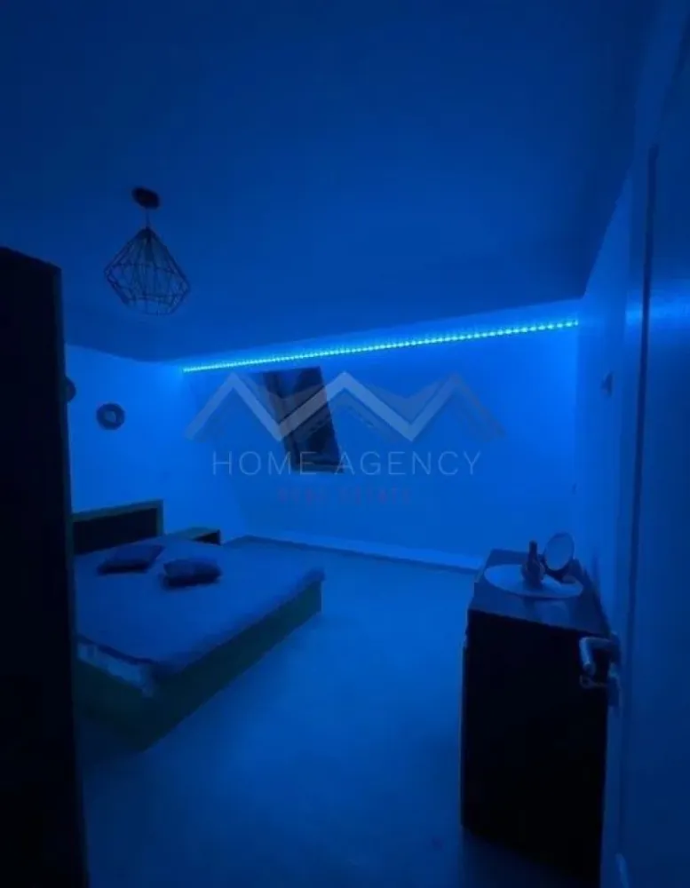 Apartament 2 camere Otopeni - Vă propunem, spre închiriere, un apartament cu 2 camere, complet mobilat și utilat, situat într-un bloc nou, parte dintr-un ansamblu rezidențial, din Otopeni, cu acces facil către magazine (Mega Image, Lidl), restaurante, parcuri, cafenele, World Class, terenuri de tenis, Aeroport, DN1, Centură etc. Apartamentul este foarte luminos, foarte spațios și foarte bine compartimentat, având un living și o bucătărie open space cu acces spre balconul foarte generos, un dormitor și o baie (duș tip walk-in). Beneficiază de centrală proprie, canapea extensibilă, electrocasnice premium, inclusiv mașină de spălat vase. Include 1 loc de parcare. Programează-te acum pentru o vizionare! }}