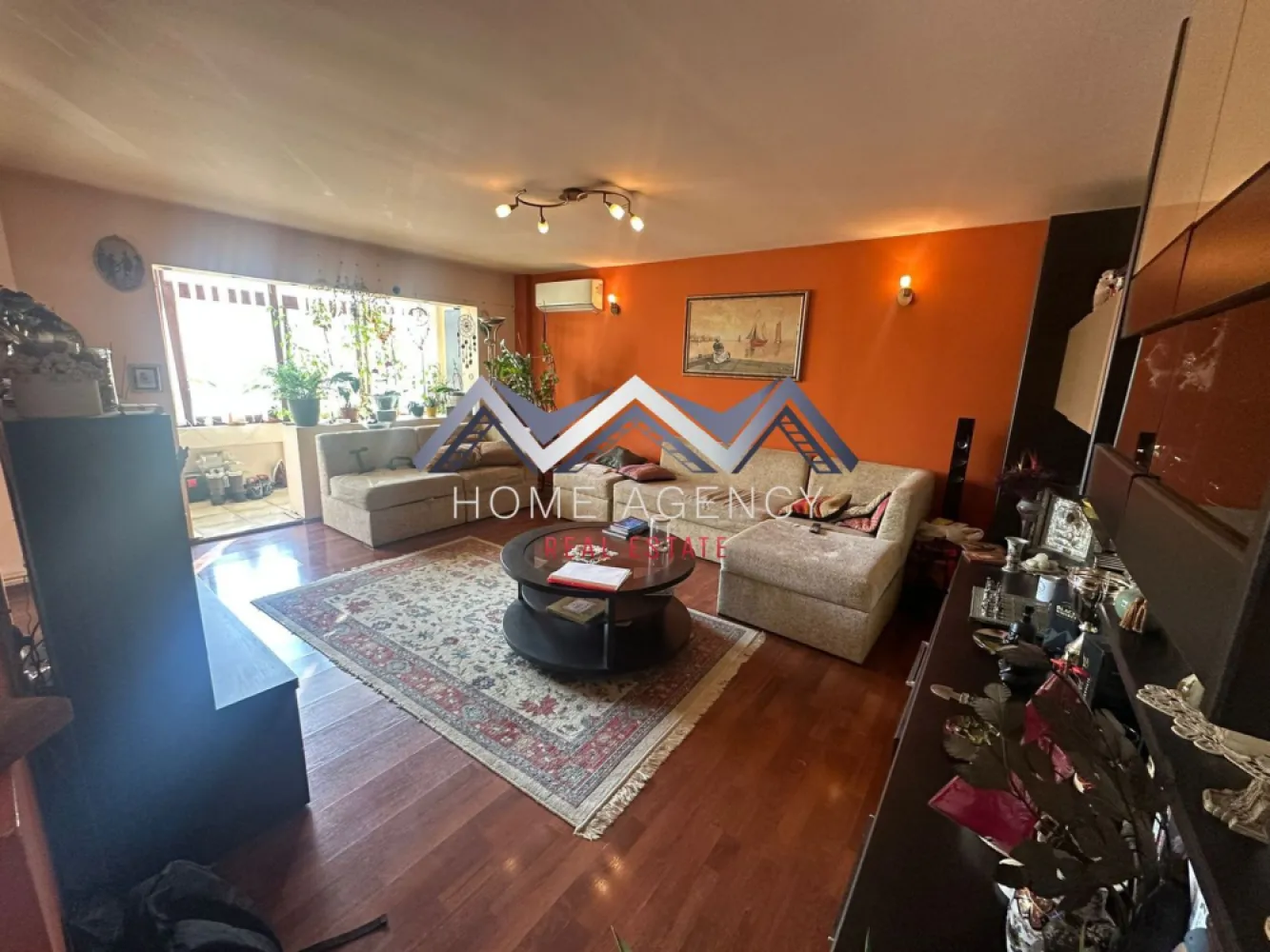 Apartament 4 camere ULTRACENTRAL Otopeni | lângă școală - Vă propunem, spre vânzare, un apartament foarte spațios de 4 camere, decomandat, în suprafață de 91.55 mp utili și două balcoane închise, aflat la etajul 1 al unui bloc cu 3 niveluri, bine întreținut și anvelopat. O locuință ideală pentru familiile care își doresc confort, spațiu și acces rapid la puncte de interes esențiale din zonă. Holul de acces este amplu și bine delimitat, oferind o tranziție plăcută către zona de zi. Bucătăria, retrasă față de living, este bine organizată și oferă posibilitatea de a fi închisă complet, dacă viitorii proprietari își doresc un spațiu separat de gătit. Livingul, luminos și generos, are deschidere către un balcon închis foarte spațios, care poate servi ca zonă de relaxare, birou sau spațiu suplimentar pentru depozitare. Zona de odihnă este inteligent separată de restul locuinței printr-o ușă, asigurând liniște deplină și intimitate. Un hol secundar generos oferă acces către cele trei dormitoare, dintre care unul beneficiază de balcon propriu închis. Baia este luminată natural, fiind dotată cu fereastră și cadă. Clădirea este anvelopată și foarte bine izolată atât la exterior, cât și suplimentar la interior (vată minerală + rigips), ceea ce asigură un confort termic sporit și costuri reduse de întreținere. Scara blocului este curată și întreținută. Localizarea reprezintă un avantaj major: apartamentul se află chiar vizavi de școală - Liceul Teoretic "Ioan Petruș" și câteva minute de mers pe jos de Grădinița Nr. 1 cu program prelungit, 1 minut de mers pe jos de viitoarea stație de metrou, și în imediata apropiere a magazinelor, restaurantelor, pieței, stațiilor de transport în comun și altor facilități esențiale, precum și DN1, Aeroport, Centură etc. O proprietate foarte bine compartimentată, luminoasă și bine proporționată, într-un imobil îngrijit, perfectă pentru o familie care caută un cămin stabil, spațios și bine amplasat în zona ultracentrală a orașului Otopeni. Programează acum o vizionare! }}