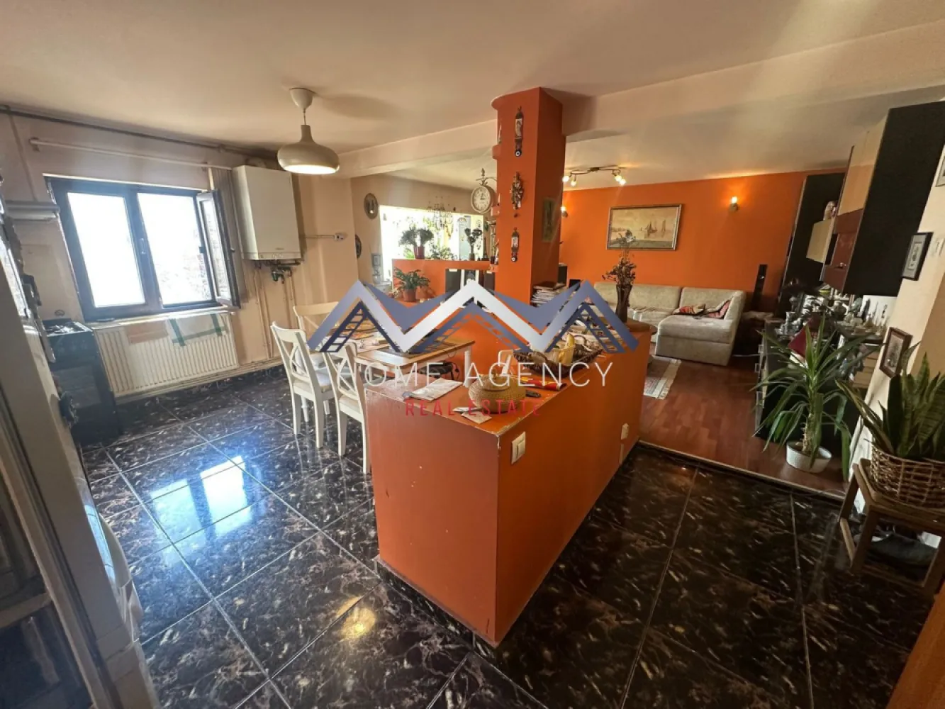Apartament 4 camere ULTRACENTRAL Otopeni | lângă școală - Vă propunem, spre vânzare, un apartament foarte spațios de 4 camere, decomandat, în suprafață de 91.55 mp utili și două balcoane închise, aflat la etajul 1 al unui bloc cu 3 niveluri, bine întreținut și anvelopat. O locuință ideală pentru familiile care își doresc confort, spațiu și acces rapid la puncte de interes esențiale din zonă. Holul de acces este amplu și bine delimitat, oferind o tranziție plăcută către zona de zi. Bucătăria, retrasă față de living, este bine organizată și oferă posibilitatea de a fi închisă complet, dacă viitorii proprietari își doresc un spațiu separat de gătit. Livingul, luminos și generos, are deschidere către un balcon închis foarte spațios, care poate servi ca zonă de relaxare, birou sau spațiu suplimentar pentru depozitare. Zona de odihnă este inteligent separată de restul locuinței printr-o ușă, asigurând liniște deplină și intimitate. Un hol secundar generos oferă acces către cele trei dormitoare, dintre care unul beneficiază de balcon propriu închis. Baia este luminată natural, fiind dotată cu fereastră și cadă. Clădirea este anvelopată și foarte bine izolată atât la exterior, cât și suplimentar la interior (vată minerală + rigips), ceea ce asigură un confort termic sporit și costuri reduse de întreținere. Scara blocului este curată și întreținută. Localizarea reprezintă un avantaj major: apartamentul se află chiar vizavi de școală - Liceul Teoretic "Ioan Petruș" și câteva minute de mers pe jos de Grădinița Nr. 1 cu program prelungit, 1 minut de mers pe jos de viitoarea stație de metrou, și în imediata apropiere a magazinelor, restaurantelor, pieței, stațiilor de transport în comun și altor facilități esențiale, precum și DN1, Aeroport, Centură etc. O proprietate foarte bine compartimentată, luminoasă și bine proporționată, într-un imobil îngrijit, perfectă pentru o familie care caută un cămin stabil, spațios și bine amplasat în zona ultracentrală a orașului Otopeni. Programează acum o vizionare! }}