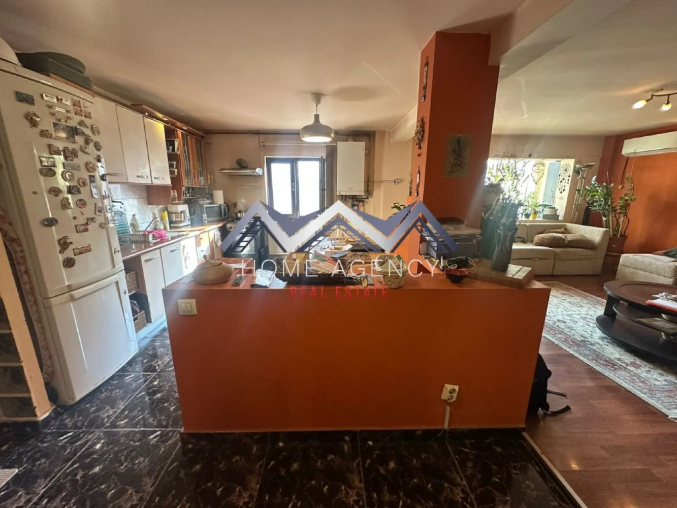 Apartament 4 camere ULTRACENTRAL Otopeni | lângă școală - Vă propunem, spre vânzare, un apartament foarte spațios de 4 camere, decomandat, în suprafață de 91.55 mp utili și două balcoane închise, aflat la etajul 1 al unui bloc cu 3 niveluri, bine întreținut și anvelopat. O locuință ideală pentru familiile care își doresc confort, spațiu și acces rapid la puncte de interes esențiale din zonă. Holul de acces este amplu și bine delimitat, oferind o tranziție plăcută către zona de zi. Bucătăria, retrasă față de living, este bine organizată și oferă posibilitatea de a fi închisă complet, dacă viitorii proprietari își doresc un spațiu separat de gătit. Livingul, luminos și generos, are deschidere către un balcon închis foarte spațios, care poate servi ca zonă de relaxare, birou sau spațiu suplimentar pentru depozitare. Zona de odihnă este inteligent separată de restul locuinței printr-o ușă, asigurând liniște deplină și intimitate. Un hol secundar generos oferă acces către cele trei dormitoare, dintre care unul beneficiază de balcon propriu închis. Baia este luminată natural, fiind dotată cu fereastră și cadă. Clădirea este anvelopată și foarte bine izolată atât la exterior, cât și suplimentar la interior (vată minerală + rigips), ceea ce asigură un confort termic sporit și costuri reduse de întreținere. Scara blocului este curată și întreținută. Localizarea reprezintă un avantaj major: apartamentul se află chiar vizavi de școală - Liceul Teoretic "Ioan Petruș" și câteva minute de mers pe jos de Grădinița Nr. 1 cu program prelungit, 1 minut de mers pe jos de viitoarea stație de metrou, și în imediata apropiere a magazinelor, restaurantelor, pieței, stațiilor de transport în comun și altor facilități esențiale, precum și DN1, Aeroport, Centură etc. O proprietate foarte bine compartimentată, luminoasă și bine proporționată, într-un imobil îngrijit, perfectă pentru o familie care caută un cămin stabil, spațios și bine amplasat în zona ultracentrală a orașului Otopeni. Programează acum o vizionare! }}