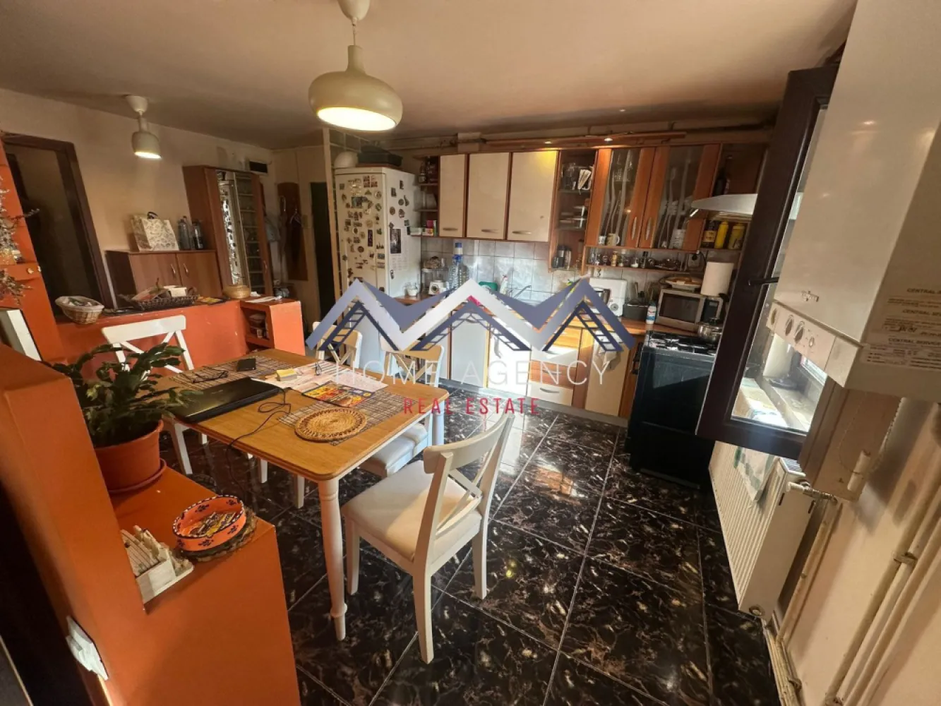 Apartament 4 camere ULTRACENTRAL Otopeni | lângă școală - Vă propunem, spre vânzare, un apartament foarte spațios de 4 camere, decomandat, în suprafață de 91.55 mp utili și două balcoane închise, aflat la etajul 1 al unui bloc cu 3 niveluri, bine întreținut și anvelopat. O locuință ideală pentru familiile care își doresc confort, spațiu și acces rapid la puncte de interes esențiale din zonă. Holul de acces este amplu și bine delimitat, oferind o tranziție plăcută către zona de zi. Bucătăria, retrasă față de living, este bine organizată și oferă posibilitatea de a fi închisă complet, dacă viitorii proprietari își doresc un spațiu separat de gătit. Livingul, luminos și generos, are deschidere către un balcon închis foarte spațios, care poate servi ca zonă de relaxare, birou sau spațiu suplimentar pentru depozitare. Zona de odihnă este inteligent separată de restul locuinței printr-o ușă, asigurând liniște deplină și intimitate. Un hol secundar generos oferă acces către cele trei dormitoare, dintre care unul beneficiază de balcon propriu închis. Baia este luminată natural, fiind dotată cu fereastră și cadă. Clădirea este anvelopată și foarte bine izolată atât la exterior, cât și suplimentar la interior (vată minerală + rigips), ceea ce asigură un confort termic sporit și costuri reduse de întreținere. Scara blocului este curată și întreținută. Localizarea reprezintă un avantaj major: apartamentul se află chiar vizavi de școală - Liceul Teoretic "Ioan Petruș" și câteva minute de mers pe jos de Grădinița Nr. 1 cu program prelungit, 1 minut de mers pe jos de viitoarea stație de metrou, și în imediata apropiere a magazinelor, restaurantelor, pieței, stațiilor de transport în comun și altor facilități esențiale, precum și DN1, Aeroport, Centură etc. O proprietate foarte bine compartimentată, luminoasă și bine proporționată, într-un imobil îngrijit, perfectă pentru o familie care caută un cămin stabil, spațios și bine amplasat în zona ultracentrală a orașului Otopeni. Programează acum o vizionare!