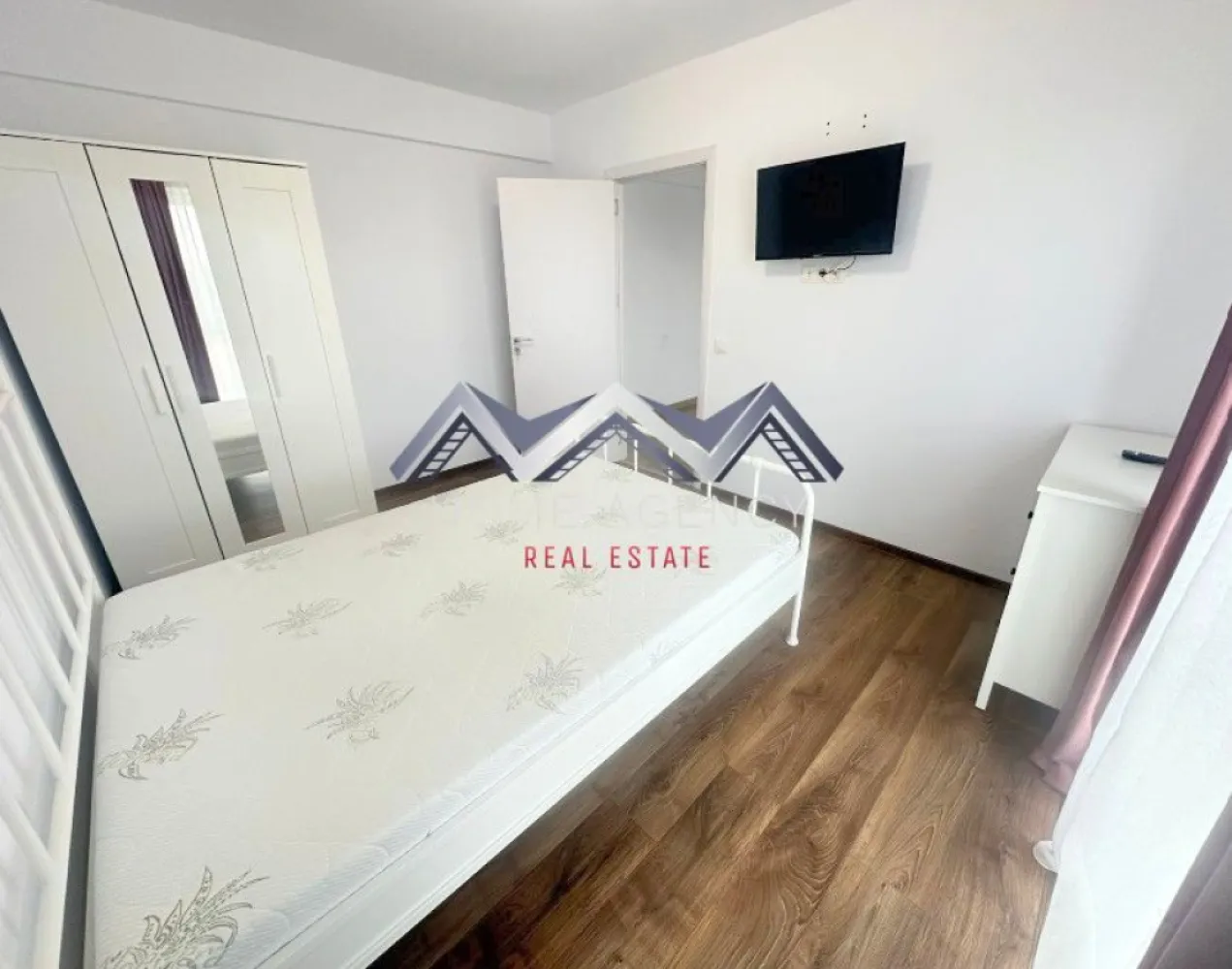 Apartament 2 camere | prima închiriere | include parcare - Dacă îți dorești un apartament modern, luminos și aflat la prima închiriere, această proprietate poate fi alegerea ideală pentru tine! Acest apartament cu 2 camere tip studio este situat într-o zonă liniștită și accesibilă din Otopeni, cu legături rapide către București și principalele puncte de interes din zonă. Poziționat la etajul 1 din 3, locuința oferă un echilibru excelent între confort și funcționalitate. Zona de zi este organizată sub forma unui open-space cu bucătăria și locul de luat masa, creând un spațiu aerisit și bine luminat natural, cu acces spre balcon. În prezent, spațiul este configurat pentru dining, însă există posibilitatea completării cu o canapea compactă, în funcție de preferințele viitorului chiriaș. Dormitorul este luminos și confortabil, ideal pentru odihnă, iar baia modernă, dotată cu duș walk-in, completează funcționalitatea locuinței. De asemenea, proprietatea beneficiază de loc de parcare dedicat și de încălzire prin pardoseală. 📞 Programează o vizionare și descoperă dacă acest apartament este potrivit pentru tine! }}