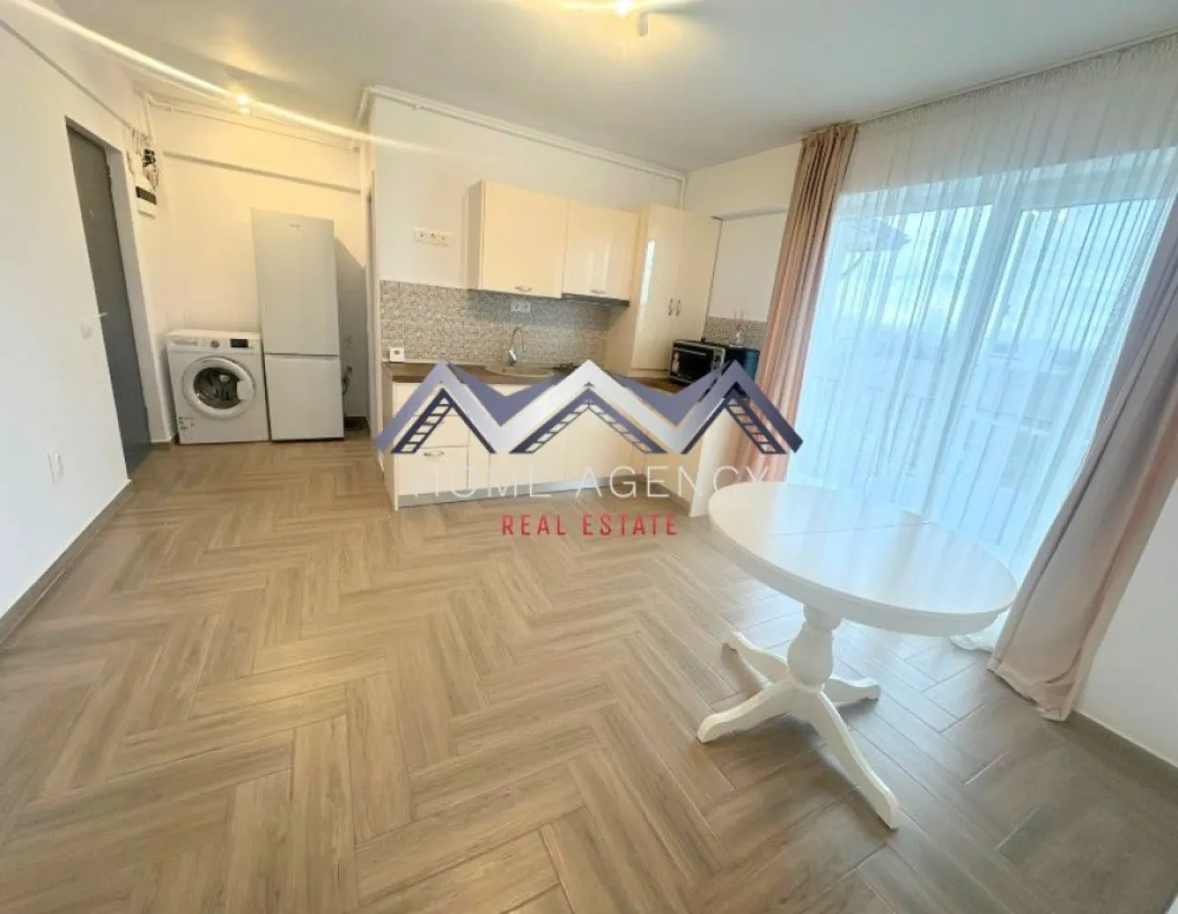 Apartament 2 camere | prima închiriere | include parcare - Dacă îți dorești un apartament modern, luminos și aflat la prima închiriere, această proprietate poate fi alegerea ideală pentru tine! Acest apartament cu 2 camere tip studio este situat într-o zonă liniștită și accesibilă din Otopeni, cu legături rapide către București și principalele puncte de interes din zonă. Poziționat la etajul 1 din 3, locuința oferă un echilibru excelent între confort și funcționalitate. Zona de zi este organizată sub forma unui open-space cu bucătăria și locul de luat masa, creând un spațiu aerisit și bine luminat natural, cu acces spre balcon. În prezent, spațiul este configurat pentru dining, însă există posibilitatea completării cu o canapea compactă, în funcție de preferințele viitorului chiriaș. Dormitorul este luminos și confortabil, ideal pentru odihnă, iar baia modernă, dotată cu duș walk-in, completează funcționalitatea locuinței. De asemenea, proprietatea beneficiază de loc de parcare dedicat și de încălzire prin pardoseală. 📞 Programează o vizionare și descoperă dacă acest apartament este potrivit pentru tine! }}
