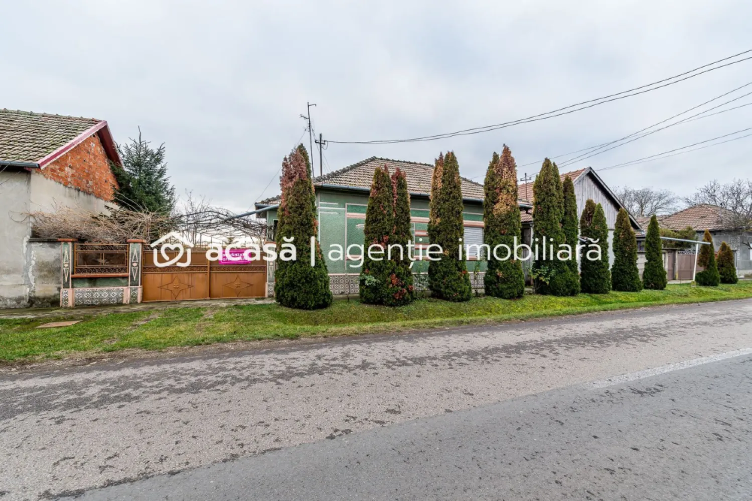 Casă + livadă tânără + curte 2.500 mp în Dorobanți - Dorobanți e genul de loc pe care îl alegi când vrei liniște, spațiu și acel stil de viață „așezat”, în care ziua începe cu aer curat și se termină cu un ceai în curte. Iar proprietatea asta îți dă exact libertatea pe care o cauți: 2.500 mp de teren, organizat, cu livadă tânără și anexe care chiar îți sunt utile. Interior (practic și luminos): 2 camere mari la stradă + o cameră suplimentară; hol luminos; baie cu cadă; toaletă separată cu geam; cămară, pivniță, acces în pod; încălzire pe lemne; apă la rețea; proiect aprobat pentru fosă nouă (fără costuri pentru viitorul proprietar). Exterior (aici începe povestea frumoasă): acces auto; curte cu vie și flori; filigorie (locul perfect pentru seri lungi); bucătărie de vară; cameră de lemne; garaj metalic + anexe utile; jumătate din teren: livadă tânără – pentru producție reală, nu doar decor. Mai ai și un avantaj rar: 2 fronturi stradale, deci poți gândi extindere, compartimentare sau acces separat fără bătăi de cap. Imaginează-ți cum ar fi să ai loc pentru grădină, hobby-uri, poate câteva animale… sau pur și simplu liniște, cu tot ce îți trebuie în curtea ta. 📞 Pentru detalii și programarea unei vizionări sună‑mă acum, sunt Mihai Molnar și am numărul de telefon: 0761 899 230 💳 Nu dispui de toată suma? Te ajutăm gratuit cu finanțarea: îți obținem oferte de la 16 bănci, astfel încât să alegi varianta cea mai avantajoasă. 🏠 Ai o proprietate de vânzare în Arad și vrei să știi cât valorează cu adevărat? Sună‑mă pentru o evaluare gratuită, fără obligații. 🏢 ACASĂ | Agenție imobiliară Arad Bulevardul Decebal 2, Arad 310133 }}