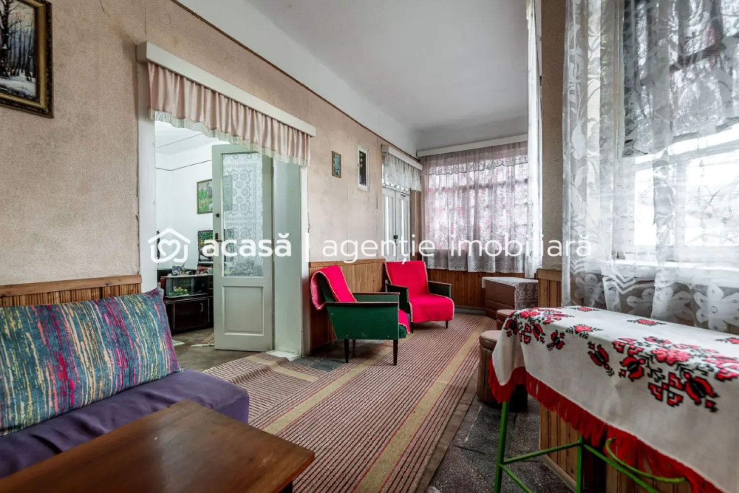 Casă + livadă tânără + curte 2.500 mp în Dorobanți - Dorobanți e genul de loc pe care îl alegi când vrei liniște, spațiu și acel stil de viață „așezat”, în care ziua începe cu aer curat și se termină cu un ceai în curte. Iar proprietatea asta îți dă exact libertatea pe care o cauți: 2.500 mp de teren, organizat, cu livadă tânără și anexe care chiar îți sunt utile. Interior (practic și luminos): 2 camere mari la stradă + o cameră suplimentară; hol luminos; baie cu cadă; toaletă separată cu geam; cămară, pivniță, acces în pod; încălzire pe lemne; apă la rețea; proiect aprobat pentru fosă nouă (fără costuri pentru viitorul proprietar). Exterior (aici începe povestea frumoasă): acces auto; curte cu vie și flori; filigorie (locul perfect pentru seri lungi); bucătărie de vară; cameră de lemne; garaj metalic + anexe utile; jumătate din teren: livadă tânără – pentru producție reală, nu doar decor. Mai ai și un avantaj rar: 2 fronturi stradale, deci poți gândi extindere, compartimentare sau acces separat fără bătăi de cap. Imaginează-ți cum ar fi să ai loc pentru grădină, hobby-uri, poate câteva animale… sau pur și simplu liniște, cu tot ce îți trebuie în curtea ta. 📞 Pentru detalii și programarea unei vizionări sună‑mă acum, sunt Mihai Molnar și am numărul de telefon: 0761 899 230 💳 Nu dispui de toată suma? Te ajutăm gratuit cu finanțarea: îți obținem oferte de la 16 bănci, astfel încât să alegi varianta cea mai avantajoasă. 🏠 Ai o proprietate de vânzare în Arad și vrei să știi cât valorează cu adevărat? Sună‑mă pentru o evaluare gratuită, fără obligații. 🏢 ACASĂ | Agenție imobiliară Arad Bulevardul Decebal 2, Arad 310133 }}