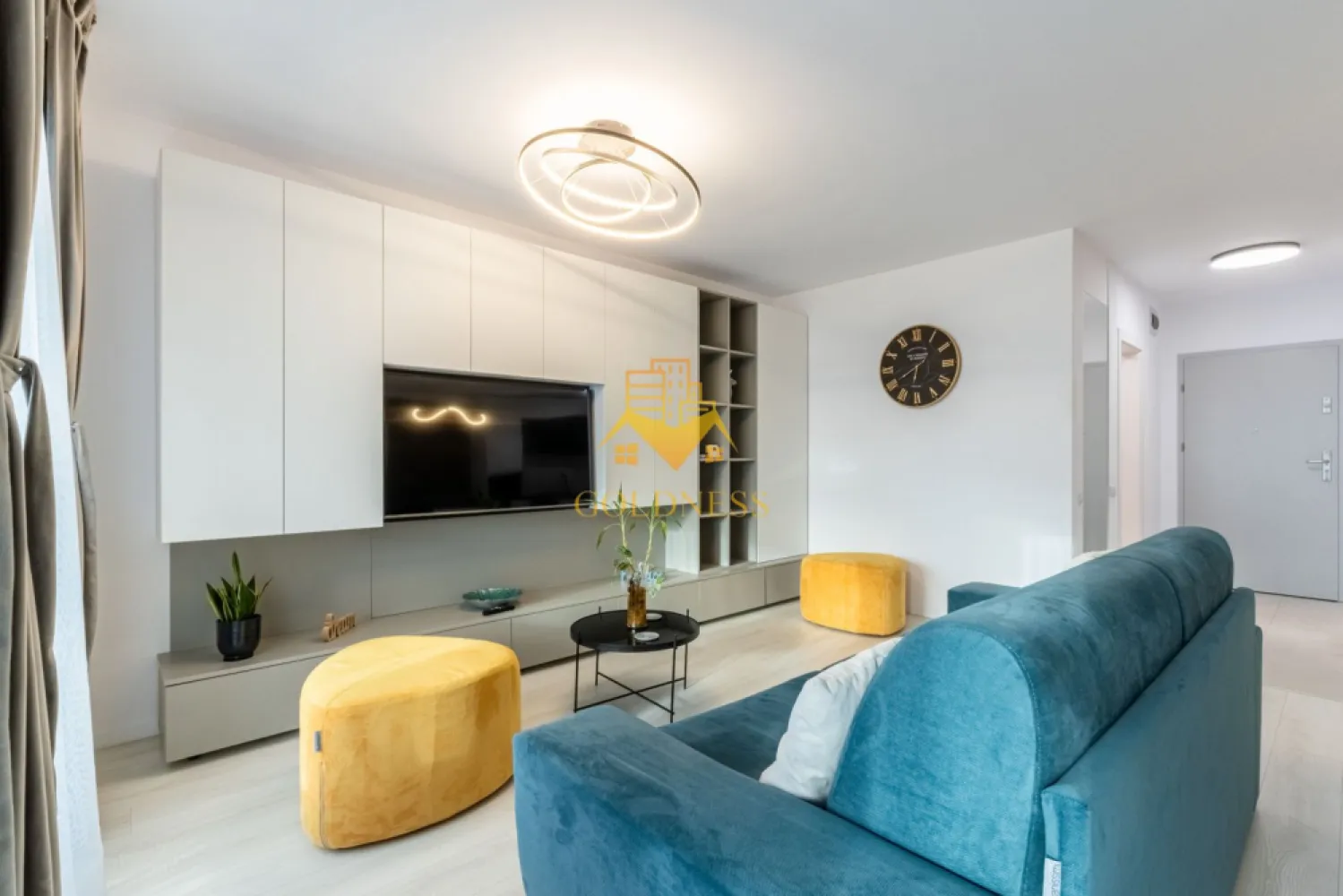 2 camere, open space, LUX, parcare, Zorilor, zona LIDL, Frunzisului - GOLDNESS Imobiliare vă propune spre închiriere un apartament complet mobilat și utilat, la etajul 4 într-un imobil de 14 etaje, în cartierul Zorilor. Apartamentul este compartimentat astfel: - dormitor cu pat matrimonial, dressing, noptiere - living cu bucatarie open-space complet utilată, canapea extensibla, loc de servit masa - baie cu vană, calorifer port prosop inox și dulap pentru depozitare. - terasa de 8 mp. Imobilul este dotat cu toate cele necesare- centrală proprie, mașină de spălat haine, frigider, plită electrică, hotă, TV, etc. Se află în apropierea stațiilor de transport în comun, magazine, restaurante, spații verzi, farmacii, etc. Dispune de parcare subterana ! Dacă sunteți interesați de acest apartament și doriți să îl vizionați, dar și pentru alte oferte sau detalii nu ezitați să ne contactați telefonic sau prin e-mail - goldnessimobiliare@gmail.com. Vă stăm la dispoziție! }}