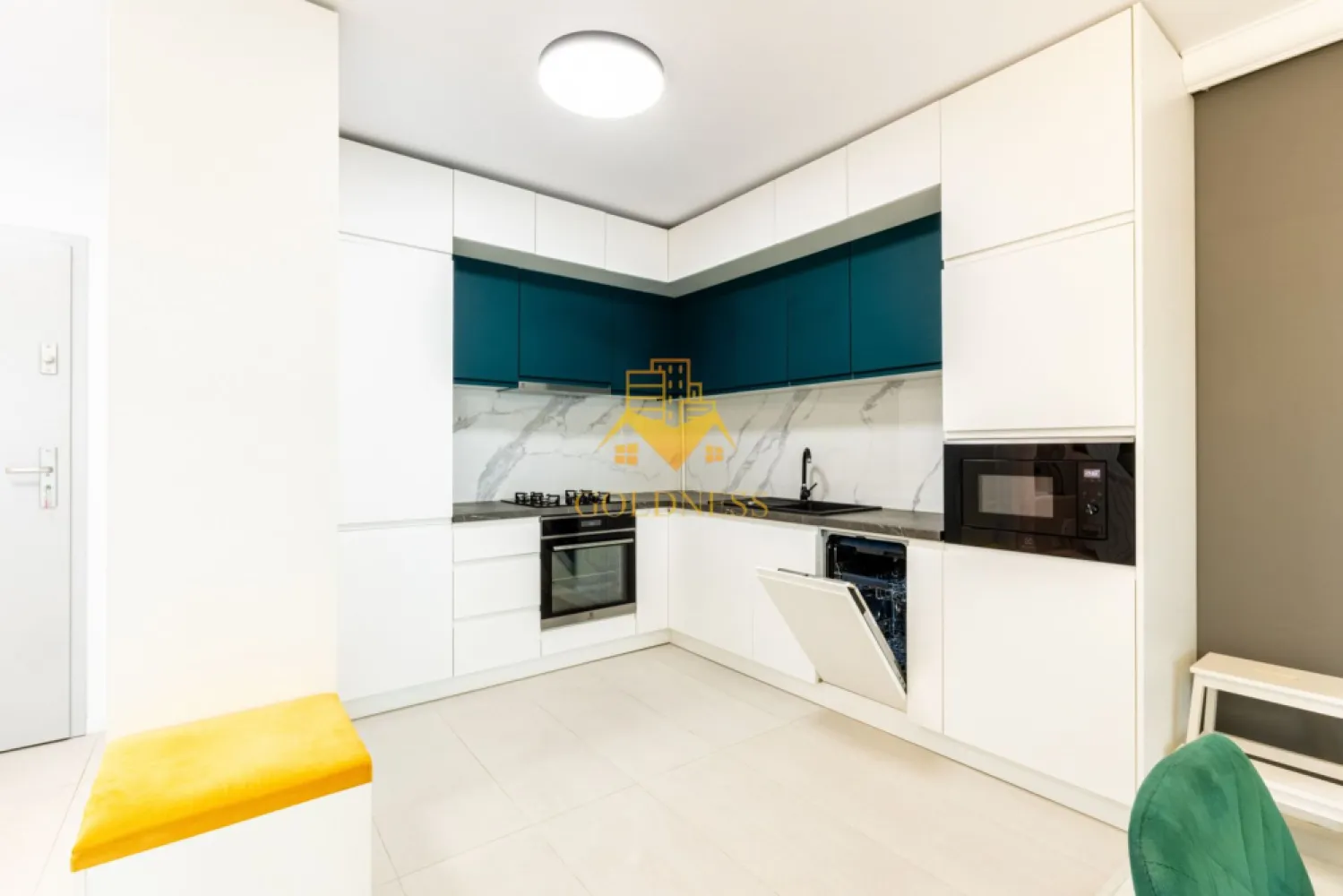 2 camere, open space, LUX, parcare, Zorilor, zona LIDL, Frunzisului - GOLDNESS Imobiliare vă propune spre închiriere un apartament complet mobilat și utilat, la etajul 4 într-un imobil de 14 etaje, în cartierul Zorilor. Apartamentul este compartimentat astfel: - dormitor cu pat matrimonial, dressing, noptiere - living cu bucatarie open-space complet utilată, canapea extensibla, loc de servit masa - baie cu vană, calorifer port prosop inox și dulap pentru depozitare. - terasa de 8 mp. Imobilul este dotat cu toate cele necesare- centrală proprie, mașină de spălat haine, frigider, plită electrică, hotă, TV, etc. Se află în apropierea stațiilor de transport în comun, magazine, restaurante, spații verzi, farmacii, etc. Dispune de parcare subterana ! Dacă sunteți interesați de acest apartament și doriți să îl vizionați, dar și pentru alte oferte sau detalii nu ezitați să ne contactați telefonic sau prin e-mail - goldnessimobiliare@gmail.com. Vă stăm la dispoziție! }}