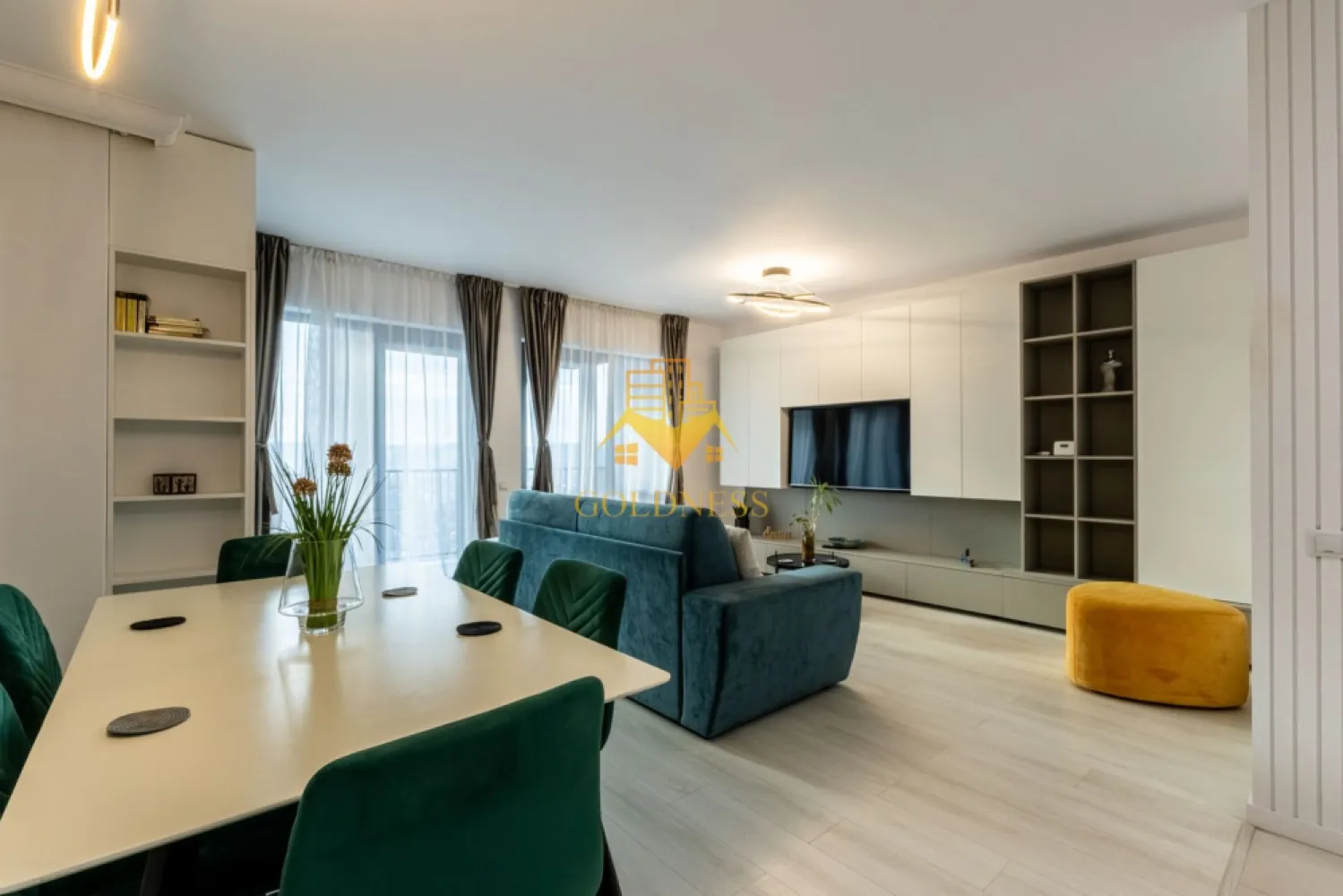 2 camere, open space, LUX, parcare, Zorilor, zona LIDL, Frunzisului - GOLDNESS Imobiliare vă propune spre închiriere un apartament complet mobilat și utilat, la etajul 4 într-un imobil de 14 etaje, în cartierul Zorilor. Apartamentul este compartimentat astfel: - dormitor cu pat matrimonial, dressing, noptiere - living cu bucatarie open-space complet utilată, canapea extensibla, loc de servit masa - baie cu vană, calorifer port prosop inox și dulap pentru depozitare. - terasa de 8 mp. Imobilul este dotat cu toate cele necesare- centrală proprie, mașină de spălat haine, frigider, plită electrică, hotă, TV, etc. Se află în apropierea stațiilor de transport în comun, magazine, restaurante, spații verzi, farmacii, etc. Dispune de parcare subterana ! Dacă sunteți interesați de acest apartament și doriți să îl vizionați, dar și pentru alte oferte sau detalii nu ezitați să ne contactați telefonic sau prin e-mail - goldnessimobiliare@gmail.com. Vă stăm la dispoziție! }}