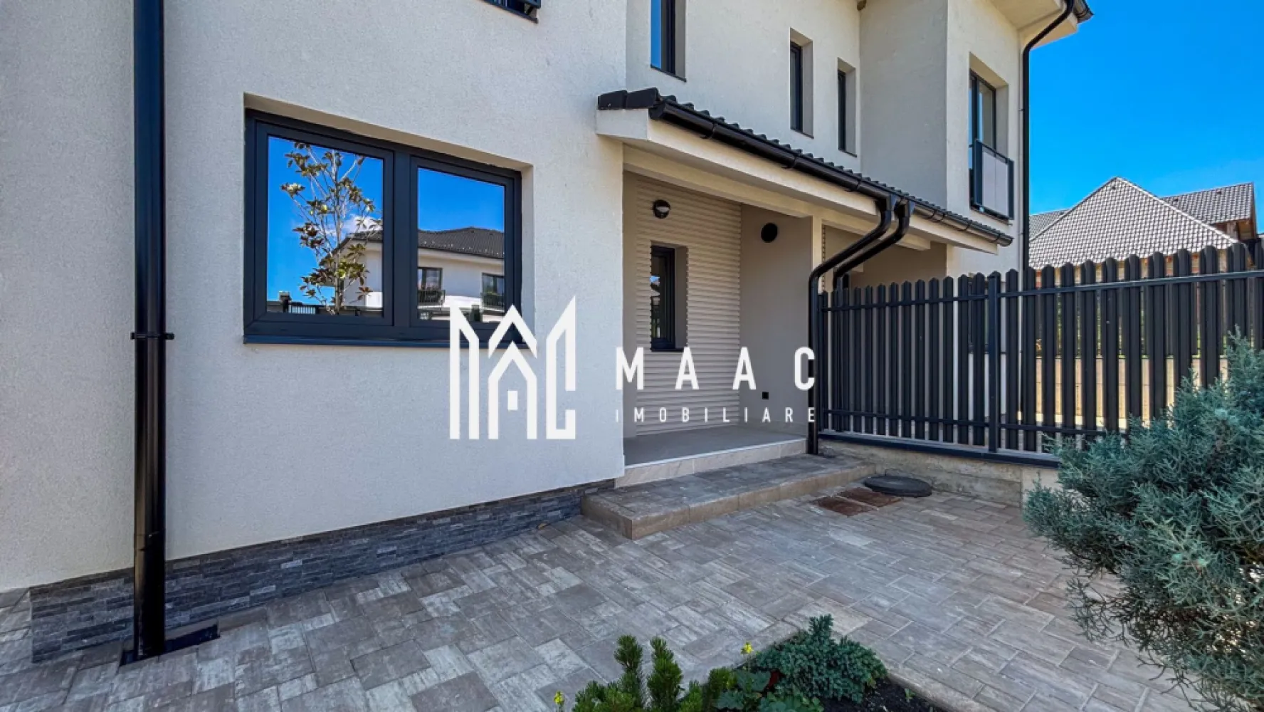 Duplex | 150 MPU | Teren 250MP | 5 Camere | Cisnadie - BLACK FRIDAY - Profită de cea mai bună perioadă din an pentru a deveni proprietar! MAAC Imobiliare va propune spre vanzare o casa ideală pentru cei care caută un spațiu de calitate, situată într-o zonă liniștită, cu vedere panoramică spre munte și oraș. Detalii Generale Tip Proprietate: Casă Tip Duplex Stare Interior: Finisat modern, predare la cheie (an finalizare 2025) An Construcție: 2024 (Construcție nouă din cărămidă) Suprafață Utilă: 150 mp Suprafață Construită: 154 mp Suprafață Terasă: 8,2 mp Acoperiș: Țiglă Încăperi și Configurație Nr. Camere: 5 Dormitoare: 3 Băi: 4 (cu geam la baie) Bucătării: 1 (bucătărie închisă) Balcoane: 1 Terase: 1 Mansardă: Inclusă Alte spații: Curte privată Dotări și Finisaje Izolații Termice: Izolație exterioară vata bazaltica Geamuri: PVC tripan, ferestre care se deschid Uși: Ușă intrare PVC, uși interior MDF Pardoseli: Gresie, parchet laminat Pereți: Faianță, vopsea lavabilă Mobilier: Nemobilat Utilități și Confort Centrală proprie și încălzire prin pardoseală Parcare deschisă inclusă Interfon și conexiune wireless Acces facil la mijloace de transport în comun Priveliște și Localizare: Vedere panoramică spre munte și oraș Această proprietate reprezintă alegerea perfectă pentru un stil de viață modern, oferind un design contemporan și facilități complete. Pentru mai multe detalii sau pentru a programa o vizionare, vă rugăm să ne contactați specificând ID: CP2769883 }}