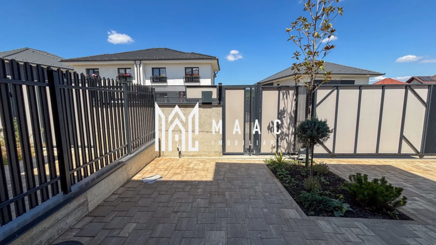 Duplex | 150 MPU | Teren 250MP | 5 Camere | Cisnadie - BLACK FRIDAY - Profită de cea mai bună perioadă din an pentru a deveni proprietar! MAAC Imobiliare va propune spre vanzare o casa ideală pentru cei care caută un spațiu de calitate, situată într-o zonă liniștită, cu vedere panoramică spre munte și oraș. Detalii Generale Tip Proprietate: Casă Tip Duplex Stare Interior: Finisat modern, predare la cheie (an finalizare 2025) An Construcție: 2024 (Construcție nouă din cărămidă) Suprafață Utilă: 150 mp Suprafață Construită: 154 mp Suprafață Terasă: 8,2 mp Acoperiș: Țiglă Încăperi și Configurație Nr. Camere: 5 Dormitoare: 3 Băi: 4 (cu geam la baie) Bucătării: 1 (bucătărie închisă) Balcoane: 1 Terase: 1 Mansardă: Inclusă Alte spații: Curte privată Dotări și Finisaje Izolații Termice: Izolație exterioară vata bazaltica Geamuri: PVC tripan, ferestre care se deschid Uși: Ușă intrare PVC, uși interior MDF Pardoseli: Gresie, parchet laminat Pereți: Faianță, vopsea lavabilă Mobilier: Nemobilat Utilități și Confort Centrală proprie și încălzire prin pardoseală Parcare deschisă inclusă Interfon și conexiune wireless Acces facil la mijloace de transport în comun Priveliște și Localizare: Vedere panoramică spre munte și oraș Această proprietate reprezintă alegerea perfectă pentru un stil de viață modern, oferind un design contemporan și facilități complete. Pentru mai multe detalii sau pentru a programa o vizionare, vă rugăm să ne contactați specificând ID: CP2769883 }}