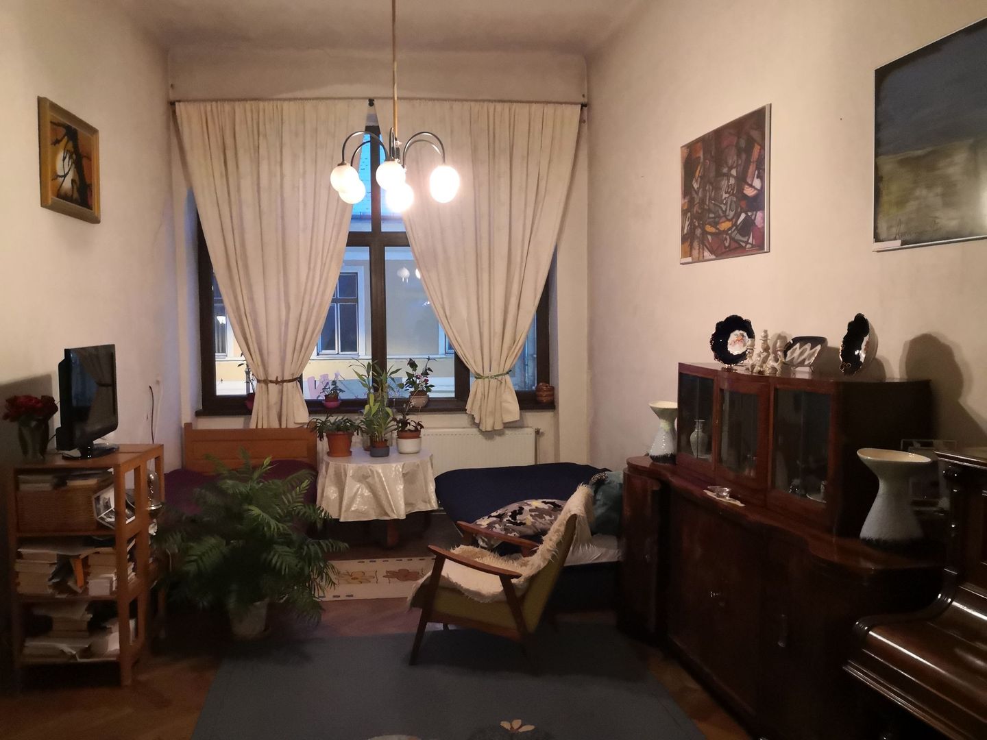 Apartament spatios , cu farmec deosebit -zona Posta Veche