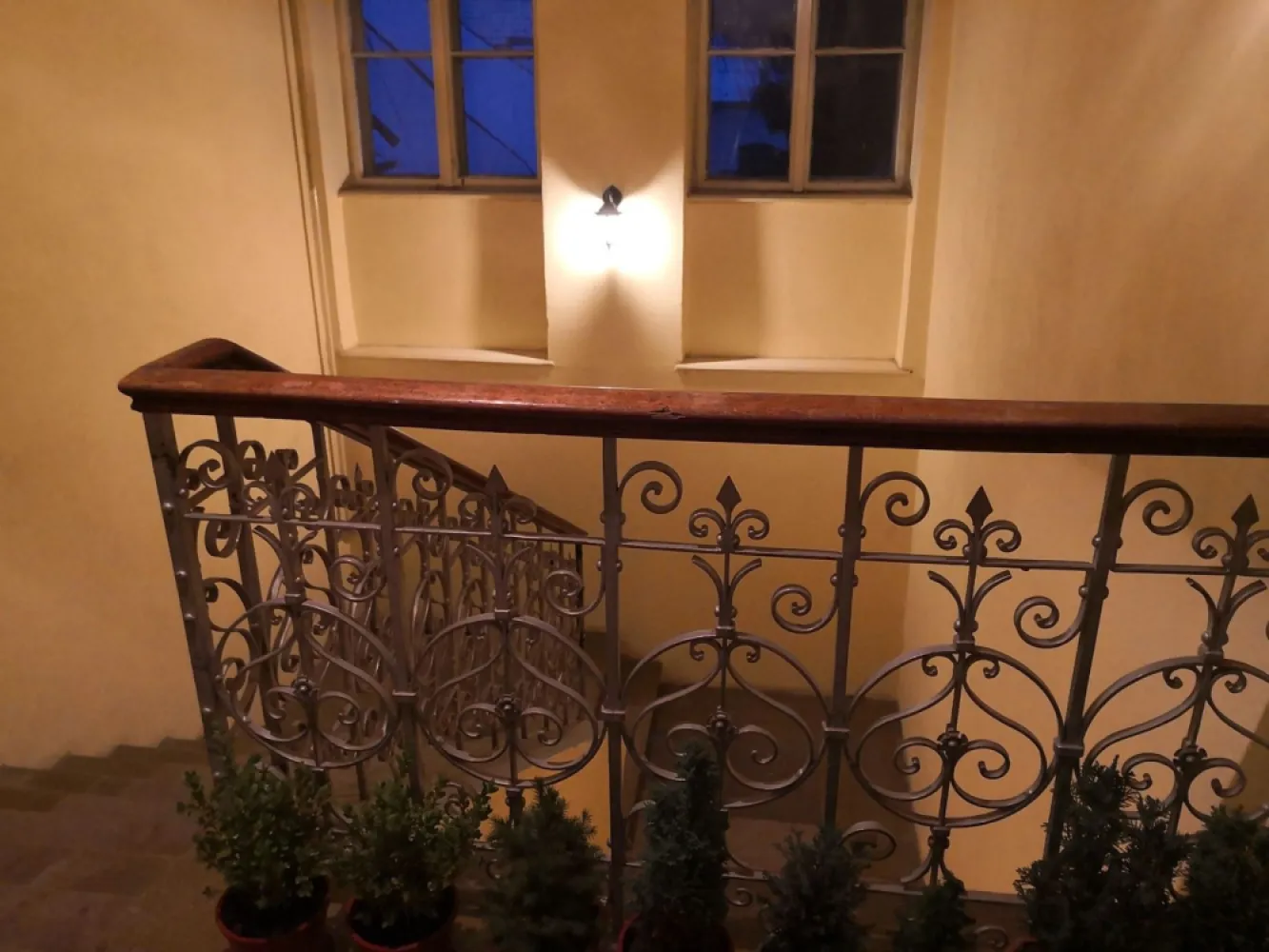 Apartament spatios , cu farmec deosebit -zona Posta Veche - Agentia Direkt Imobiliare propune spre vanzare un apartament spatios ,deosebit , situat ultracentral , in zona Posta Veche , din Bistrita – o locatie cu istorie , acces rapid la toate punctele de interes ale orasului . Detalii Proproetate : Suprafata generoasa de 139 mp , compus din bucatarie , 2 camere , 1 baie , spatiu de depozitare , garaj in curte . Pozitionare sudica , luminos, etaj 1 . Loc de parcare in curte , avantaj rar in zona . Apartamentul pastreaza finisaje clasice , oferind noului proprietar opotunitatea perfecta de a-l amenaja dupa propriul gust si stil. Spatiile largi si tavanele inalte creeaza o atmosfera eleganta si plina de potential . Locatia este cu adevarat un punct forte – aproape de restaurante , cafenele , institutii , Ideal pentru : – Locuinta de Familie – Birouri sau spatiu comercial – Investitie pe termen lung Daca sunteti in cautarea unui apartament cu personalitate , intr o zona premium a orasului , aceasta proprietate merita toata atentia dumneavoastra , Pentru mai multe detalii sau pentru programarea unei vizionari , nu ezitati sa ma contactati ! }}