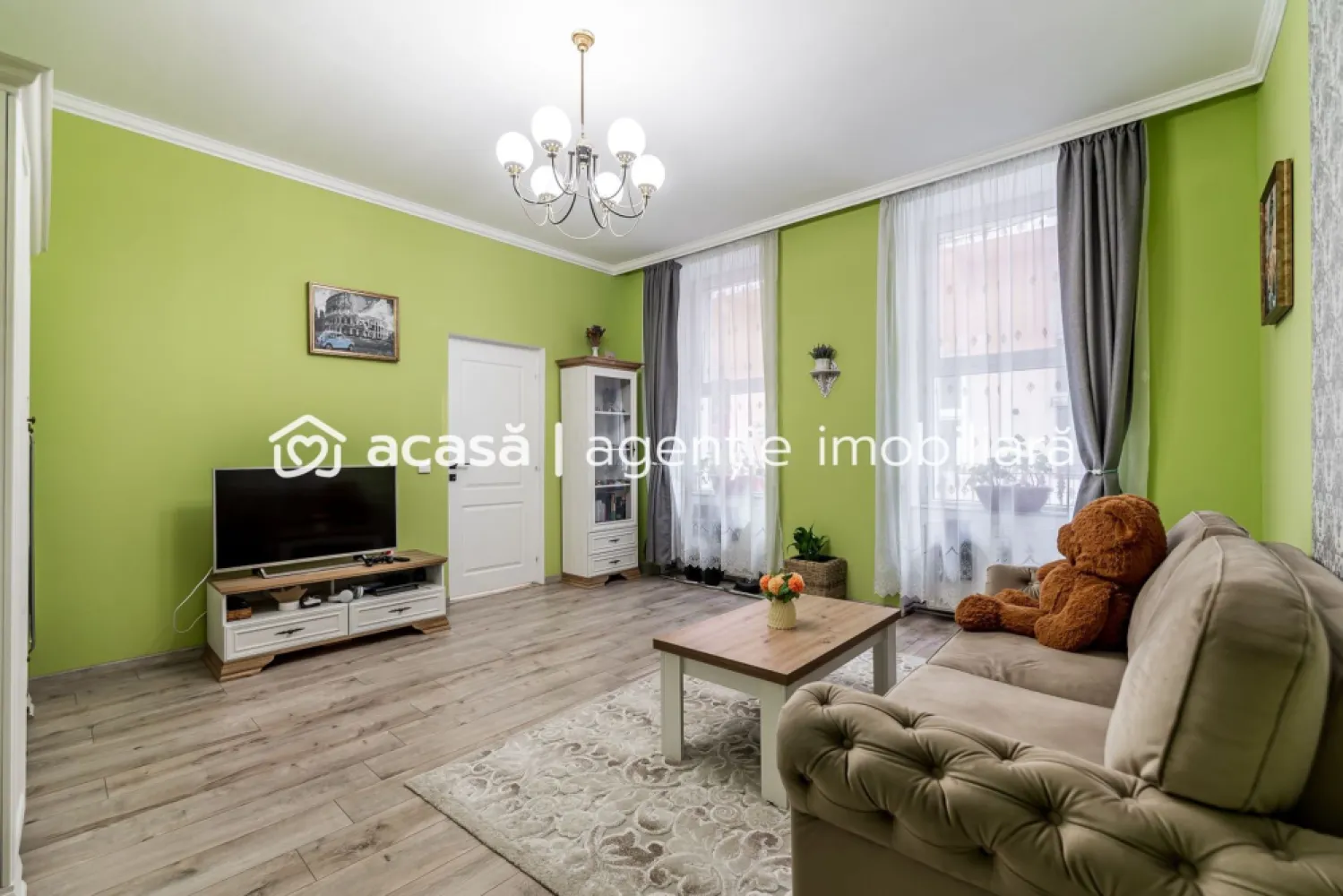 2 camere / etaj intermediar / ultracentral - Apartament cu 2 camere, situat ultracentral, la etajul 1 din 2, potrivit atât pentru locuit, cât și pentru investiție. Apartamentul are o suprafață de 61 mp utili și este compartimentat astfel: 2 camere | bucătărie | baie | hol mansardat pentru depozitare suplimentară Se vinde mobilat și utilat, inclusiv cu mașină de spălat vase. Un avantaj rar pentru zona centrală este spațiul suplimentar de depozitare: depozitare la etaj și boxă la subsol. Dotări și îmbunătățiri: clădire cu fațadă și acoperiș renovate în 2025 | instalație electrică nouă | siguranțe separate | centrală proprie | țevi de cupru | ferestre termopan | sistem de supraveghere video Poziționarea ultracentrală oferă acces rapid către: transport public | instituții | restaurante | zone pietonale | servicii esențiale Apartamentul este o alegere bună pentru cei care caută o locuință într-o zonă centrală sau o proprietate ușor de valorificat în regim de închiriere. Preț repoziționat: 89.900 Euro Comision 0% Pentru detalii și vizionare: Mihai Molnar – consultant imobiliar | Telefon / WhatsApp 0761 899 230 Finanțare: oferte gratuite de la 16 bănci Evaluare gratuită dacă vinzi o proprietate în Arad ACASĂ | Bd. Decebal 2, Arad }}