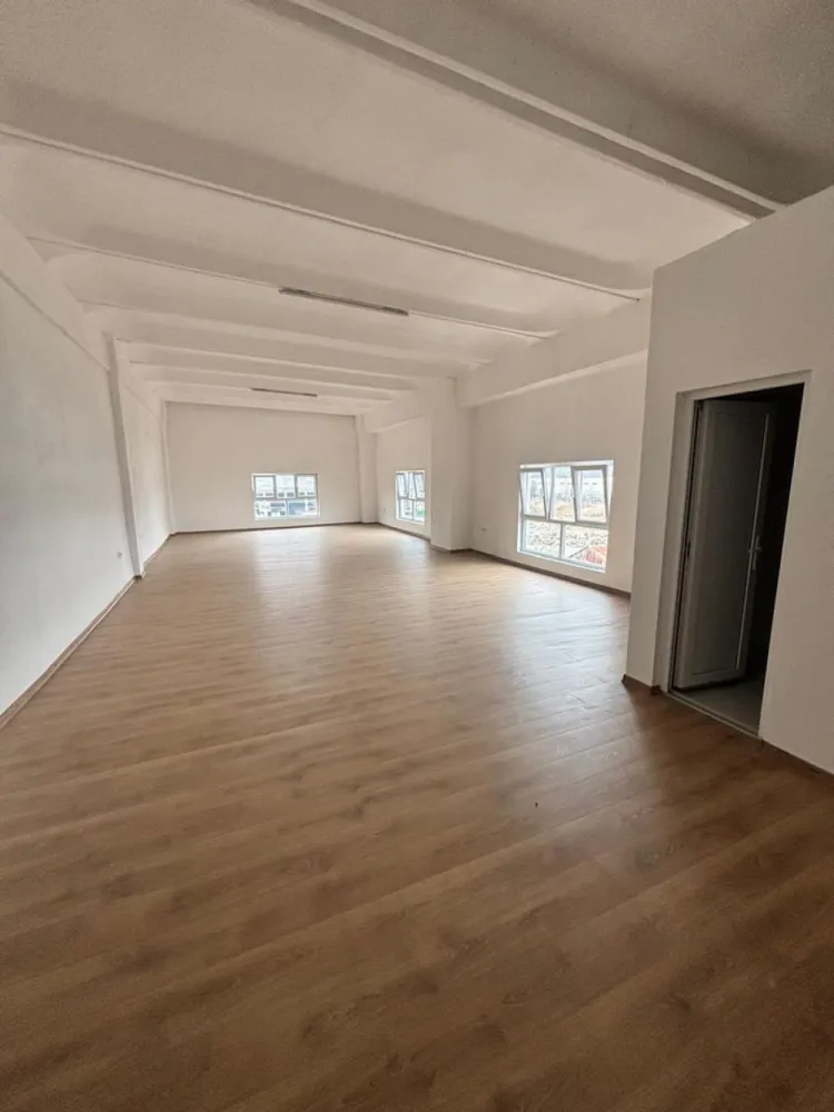 Spațiu comercial de închiriat - Agenția Direkt Imobiliare propune spre închiriere un spațiu comercial situat într-o zonă ușor retrasă, ideal pentru desfășurarea în liniște a activităților profesionale. Spațiul este potrivit pentru: birou cabinet activități educative, cursuri sau workshop-uri Beneficii: curte comună cu service auto, cu locuri de parcare disponibile compartimentare flexibilă – se poate adapta în funcție de nevoile chiriașului mediu liniștit și practic pentru diverse activități Disponibil și la etajele 2 și 3, cu aceeași suprafață și compartimentare. Este o alegere ideală pentru cei care caută un spațiu accesibil, versatil și ușor de personalizat. Pentru detalii și vizionări, contactați-ne! Caracteristici curte }}