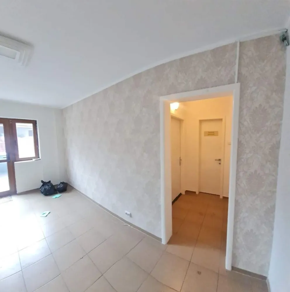 Spațiu comercial de închiriat - Agenția Direkt Imobiliare propune spre închiriere un spațiu comercial situat într-o zonă ușor retrasă, ideal pentru desfășurarea în liniște a activităților profesionale. Spațiul este potrivit pentru: birou cabinet activități educative, cursuri sau workshop-uri Beneficii: curte comună cu service auto, cu locuri de parcare disponibile compartimentare flexibilă – se poate adapta în funcție de nevoile chiriașului mediu liniștit și practic pentru diverse activități Disponibil și la etajele 2 și 3, cu aceeași suprafață și compartimentare. Este o alegere ideală pentru cei care caută un spațiu accesibil, versatil și ușor de personalizat. Pentru detalii și vizionări, contactați-ne! Caracteristici curte }}