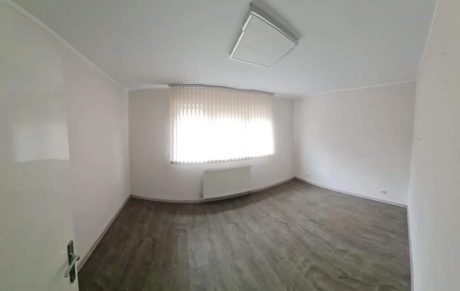 Spațiu comercial de închiriat - Agenția Direkt Imobiliare propune spre închiriere un spațiu comercial situat într-o zonă ușor retrasă, ideal pentru desfășurarea în liniște a activităților profesionale. Spațiul este potrivit pentru: birou cabinet activități educative, cursuri sau workshop-uri Beneficii: curte comună cu service auto, cu locuri de parcare disponibile compartimentare flexibilă – se poate adapta în funcție de nevoile chiriașului mediu liniștit și practic pentru diverse activități Disponibil și la etajele 2 și 3, cu aceeași suprafață și compartimentare. Este o alegere ideală pentru cei care caută un spațiu accesibil, versatil și ușor de personalizat. Pentru detalii și vizionări, contactați-ne! Caracteristici curte }}