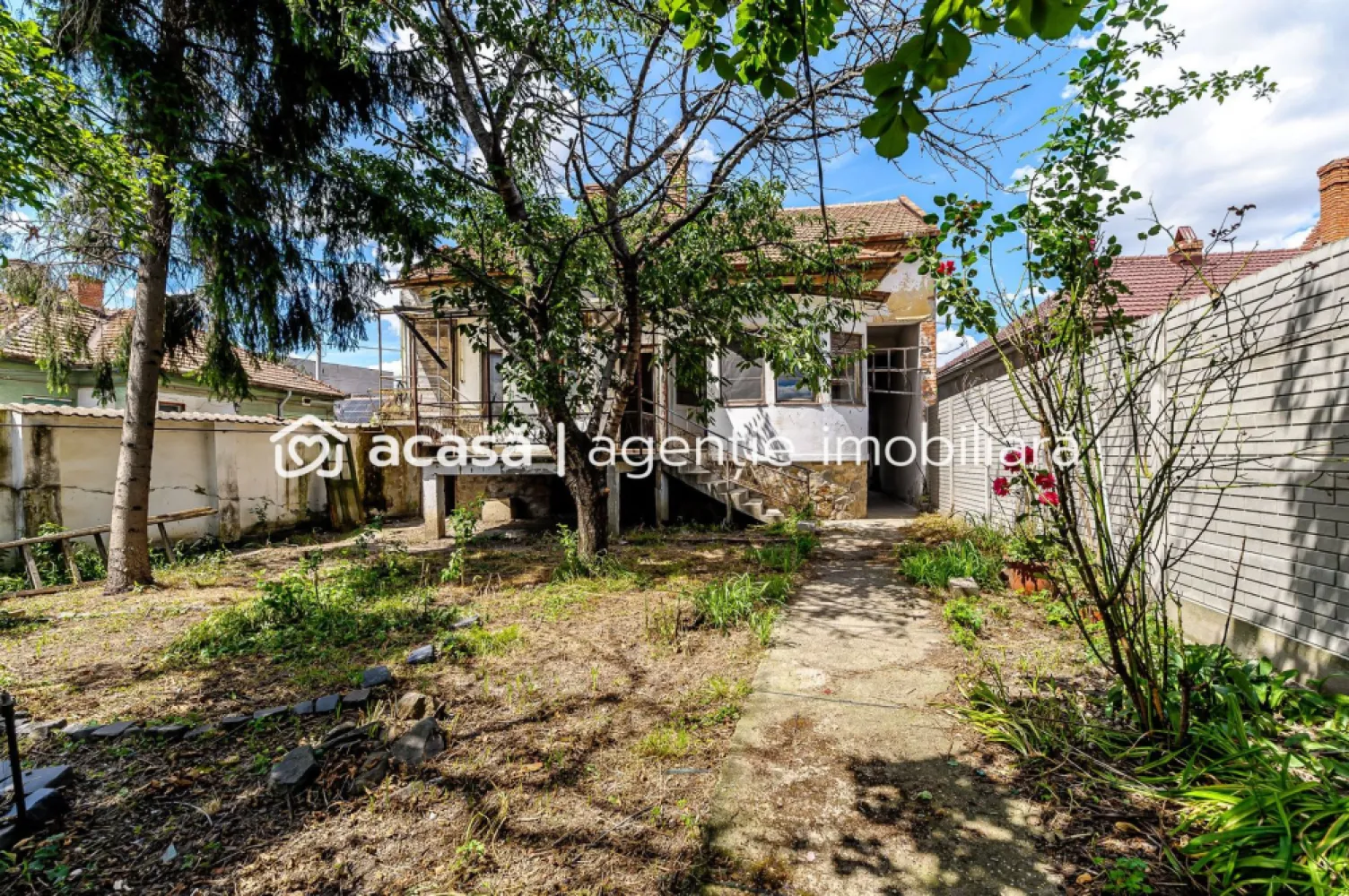 Casă pe Dorobanților | 716 mp teren | centrală gaz | Pârneava - Proprietate cu potențial, care necesită renovare completă, dar merită investiția datorită poziției și structurii. Adresa proprietății: Pârneava, str. Dorobanților Teren: 716 mp Suprafață construită desfășurată: 262 mp Centrală termică pe gaz montată recent, încă în garanție Corp la stradă: 3 camere + bucătărie + baie + hol + terasă + pivniță mare Corp în curte: 2 camere + bucătărie + baie Curte generoasă! Se vinde nemobilat/neutilat. Sună-mă sau trimite-mi un mesaj pentru detalii și vizionare. Telefon/WhatsApp: 0761 899 230 }}