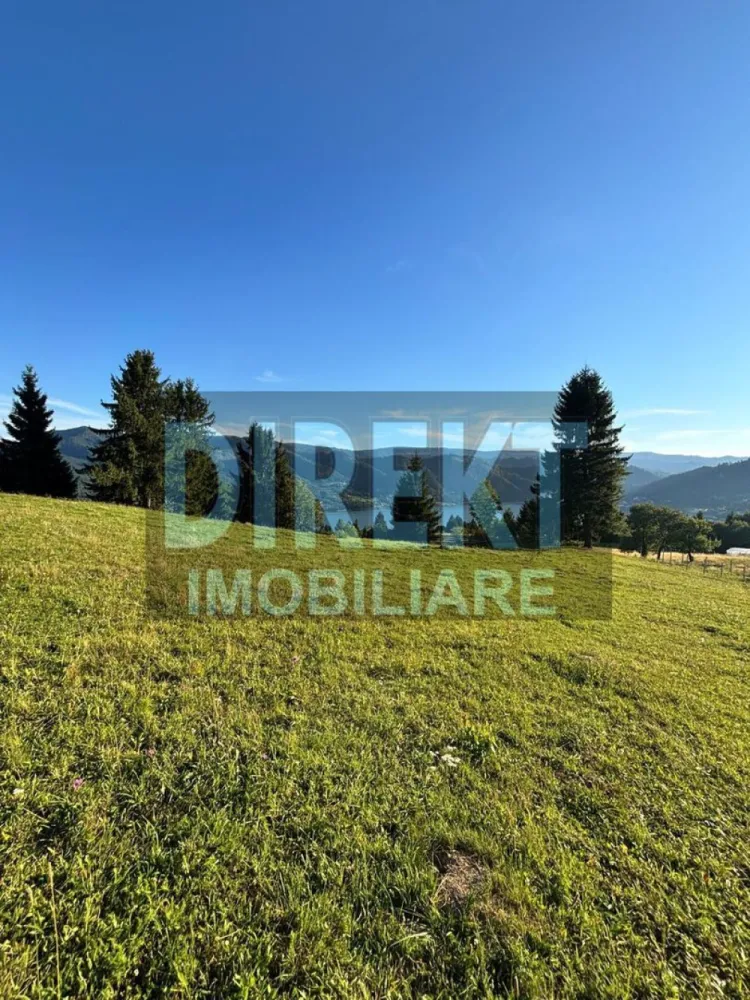 Teren cu view spre lac- 20 arii- - Agenția Direkt Imobiliare oferă spre vânzare un teren cu potențial ridicat, situat în Colibița, la 5 minute de Hotelul Panoramic Suprafata :20 arii Proprietatea beneficiază de vedere panoramică spectaculoasă către lac și munți și dispune de toate utilitățile pe teren (apă, curent, ) drum pietruit pana la principala. Terenul este ideal pentru dezvoltarea unei pensiuni, a unor cabane turistice sau a unei case de vacanță, dar și pentru investitori care caută o oportunitate sigură și profitabilă pe termen lung. }}