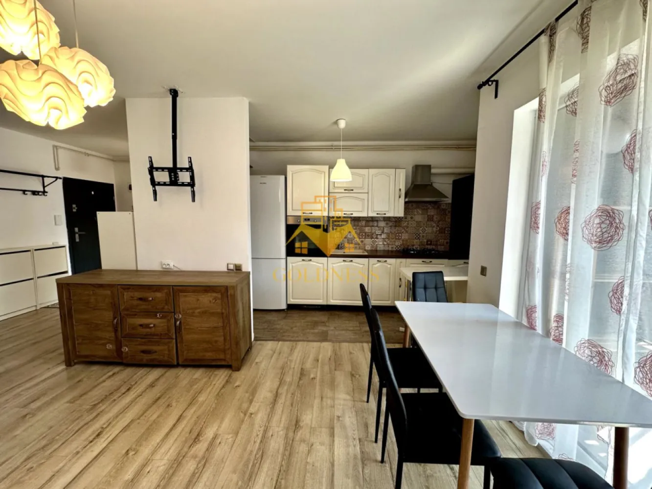 2 camere, Buna ziua, Parcare, Bonjour Residence, Calea Turzii - GOLDNESS Imobiliare vă propune spre închiriere un apartament cu 2 camere complet mobilat și utilat, la etajul 5 într-un imobil de 8 etaje, în Cartierul Buna ziua. Dispune de loc de parcare subteran. Se află în apropierea stațiilor de transport în comun, magazine, restaurante, spații verzi, farmacii, etc. Apartamentul este compartimentat astfel: - dormitor cu pat matrimonial, dressing, noptiere - living cu canapea extensibilă - bucătărie open spacecomplet utilată și mobilată, loc de servit masa - baie cu cada, calorifer port prosop și dulap pentru depozitare. - terasa de 18 mp. Imobilul este dotat cu toate cele necesare- centrală proprie, frigider, aragaz, hotă, mașină de spălat haine și vase, etc. Dacă sunteți interesați de acest apartament și doriți să îl vizionați, dar și pentru alte oferte nu ezitați să ne contactați telefonic sau prin e-mail. Vă stăm la dispoziție! Pentru intermediere se percepe un comision de 50% din prețul chiriei! }}