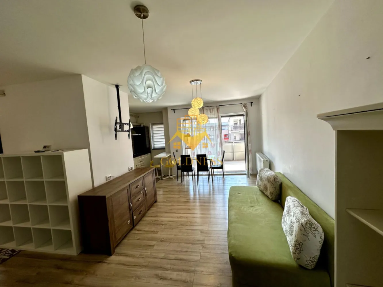 2 camere, Buna ziua, Parcare, Bonjour Residence, Calea Turzii - GOLDNESS Imobiliare vă propune spre închiriere un apartament cu 2 camere complet mobilat și utilat, la etajul 5 într-un imobil de 8 etaje, în Cartierul Buna ziua. Dispune de loc de parcare subteran. Se află în apropierea stațiilor de transport în comun, magazine, restaurante, spații verzi, farmacii, etc. Apartamentul este compartimentat astfel: - dormitor cu pat matrimonial, dressing, noptiere - living cu canapea extensibilă - bucătărie open spacecomplet utilată și mobilată, loc de servit masa - baie cu cada, calorifer port prosop și dulap pentru depozitare. - terasa de 18 mp. Imobilul este dotat cu toate cele necesare- centrală proprie, frigider, aragaz, hotă, mașină de spălat haine și vase, etc. Dacă sunteți interesați de acest apartament și doriți să îl vizionați, dar și pentru alte oferte nu ezitați să ne contactați telefonic sau prin e-mail. Vă stăm la dispoziție! Pentru intermediere se percepe un comision de 50% din prețul chiriei! }}
