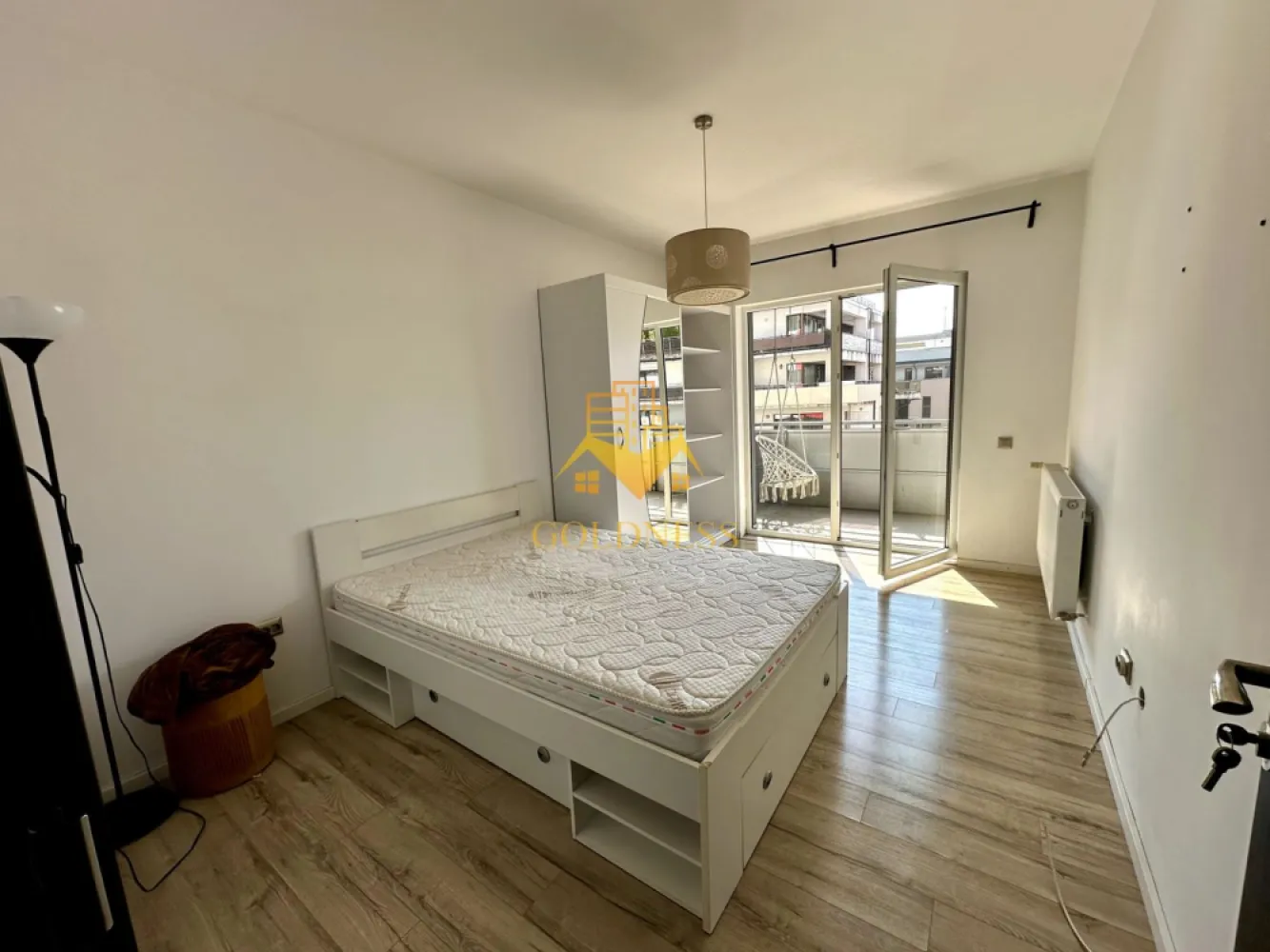 2 camere, Buna ziua, Parcare, Bonjour Residence, Calea Turzii - GOLDNESS Imobiliare vă propune spre închiriere un apartament cu 2 camere complet mobilat și utilat, la etajul 5 într-un imobil de 8 etaje, în Cartierul Buna ziua. Dispune de loc de parcare subteran. Se află în apropierea stațiilor de transport în comun, magazine, restaurante, spații verzi, farmacii, etc. Apartamentul este compartimentat astfel: - dormitor cu pat matrimonial, dressing, noptiere - living cu canapea extensibilă - bucătărie open spacecomplet utilată și mobilată, loc de servit masa - baie cu cada, calorifer port prosop și dulap pentru depozitare. - terasa de 18 mp. Imobilul este dotat cu toate cele necesare- centrală proprie, frigider, aragaz, hotă, mașină de spălat haine și vase, etc. Dacă sunteți interesați de acest apartament și doriți să îl vizionați, dar și pentru alte oferte nu ezitați să ne contactați telefonic sau prin e-mail. Vă stăm la dispoziție! Pentru intermediere se percepe un comision de 50% din prețul chiriei! }}