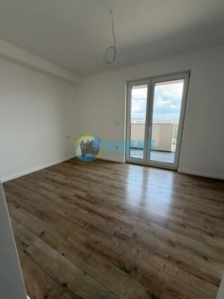 Apartament modern cu panoramă spectaculoasă – bloc nou , zona Decebal - Descoperă un apartament care îți oferă mai mult decât un simplu spațiu de locuit – îți oferă priveliști care îți taie respirația, direct din confortul propriei case. Situat la etajul 10 , acest apartament este alegerea ideală pentru cei care își doresc lumină, liniște și un stil de viață modern. 🏡 Caracteristici principale: – Suprafață utilă de aproximativ 80 mp – Compartimentare inteligentă: – 2 dormitoare confortabile cu iesire pe balcon – Bucătărie cu living practică și bine organizată, cu iesire pe balcon – 2 băi – un plus de confort pentru familie – 3 balcoane – perfecte pentru relaxare și momente de respiro – Panoramă deosebită asupra orașului 🌆 ✨ Poziționarea la etaj superior oferă lumină naturală din plin și o senzație de spațiu aerisit, iar priveliștea devine un element definitoriu al locuinței. 💡 Ideal pentru: – Cupluri sau familii tinere – Investiție în închiriere – Persoane care apreciază liniștea și vederea panoramică 📍 Amplasarea în cadrul unui complex rezidențial modern îți oferă acces facil către punctele importante ale orașului, păstrând în același timp intimitatea și confortul dorit. Pret vanzare persoana fizica 118 500 Tva inclus Pret vanzare persoana juridica 98500 , scutit Tva . 📞 Programează o vizionare și lasă-te cucerit de această perspectivă unică asupra orașului! }}