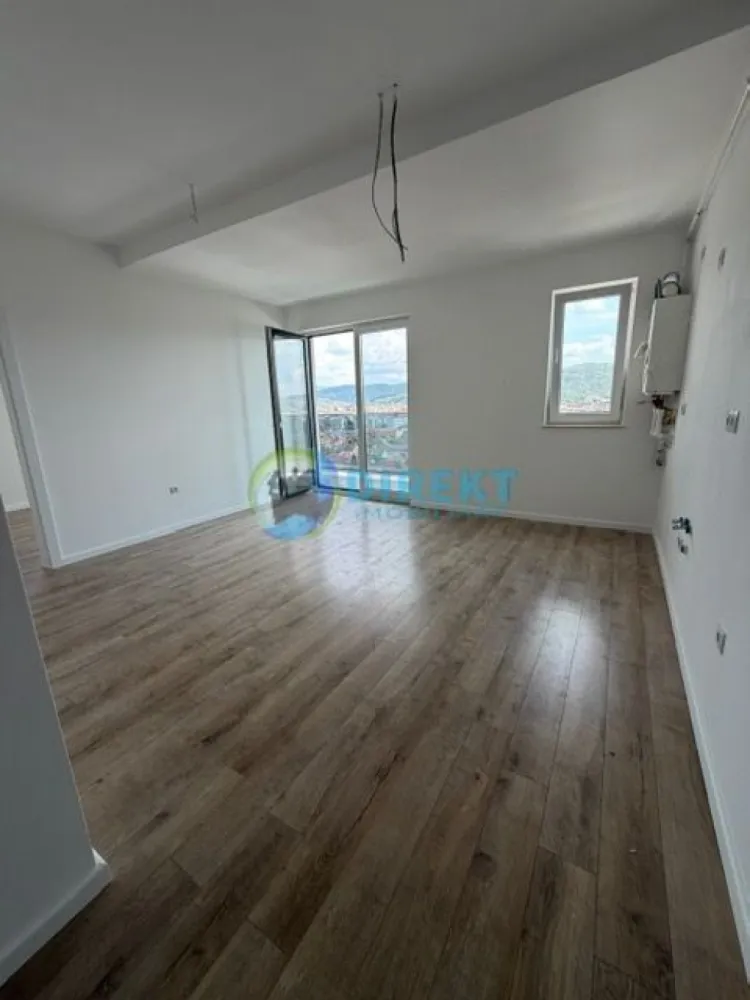 Apartament modern cu panoramă spectaculoasă – bloc nou , zona Decebal - Descoperă un apartament care îți oferă mai mult decât un simplu spațiu de locuit – îți oferă priveliști care îți taie respirația, direct din confortul propriei case. Situat la etajul 10 , acest apartament este alegerea ideală pentru cei care își doresc lumină, liniște și un stil de viață modern. 🏡 Caracteristici principale: – Suprafață utilă de aproximativ 80 mp – Compartimentare inteligentă: – 2 dormitoare confortabile cu iesire pe balcon – Bucătărie cu living practică și bine organizată, cu iesire pe balcon – 2 băi – un plus de confort pentru familie – 3 balcoane – perfecte pentru relaxare și momente de respiro – Panoramă deosebită asupra orașului 🌆 ✨ Poziționarea la etaj superior oferă lumină naturală din plin și o senzație de spațiu aerisit, iar priveliștea devine un element definitoriu al locuinței. 💡 Ideal pentru: – Cupluri sau familii tinere – Investiție în închiriere – Persoane care apreciază liniștea și vederea panoramică 📍 Amplasarea în cadrul unui complex rezidențial modern îți oferă acces facil către punctele importante ale orașului, păstrând în același timp intimitatea și confortul dorit. Pret vanzare persoana fizica 118 500 Tva inclus Pret vanzare persoana juridica 98500 , scutit Tva . 📞 Programează o vizionare și lasă-te cucerit de această perspectivă unică asupra orașului! }}