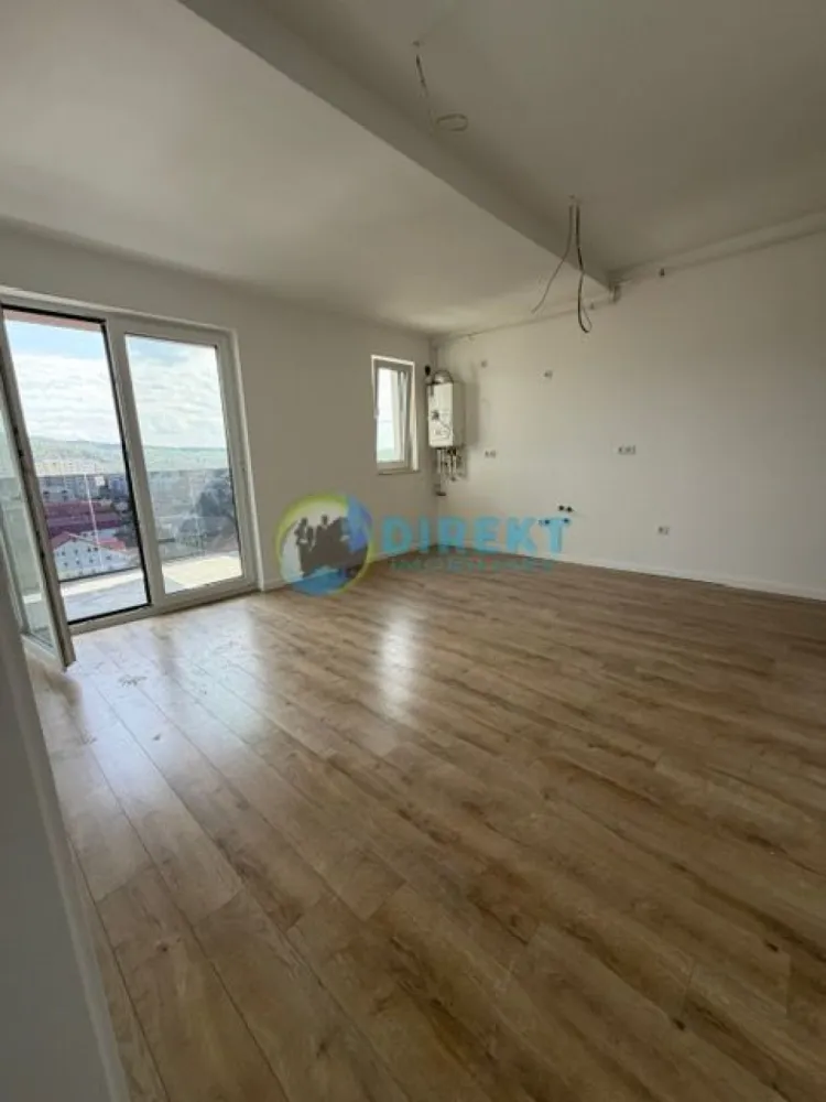 Apartament modern cu panoramă spectaculoasă – bloc nou , zona Decebal - Descoperă un apartament care îți oferă mai mult decât un simplu spațiu de locuit – îți oferă priveliști care îți taie respirația, direct din confortul propriei case. Situat la etajul 10 , acest apartament este alegerea ideală pentru cei care își doresc lumină, liniște și un stil de viață modern. 🏡 Caracteristici principale: – Suprafață utilă de aproximativ 80 mp – Compartimentare inteligentă: – 2 dormitoare confortabile cu iesire pe balcon – Bucătărie cu living practică și bine organizată, cu iesire pe balcon – 2 băi – un plus de confort pentru familie – 3 balcoane – perfecte pentru relaxare și momente de respiro – Panoramă deosebită asupra orașului 🌆 ✨ Poziționarea la etaj superior oferă lumină naturală din plin și o senzație de spațiu aerisit, iar priveliștea devine un element definitoriu al locuinței. 💡 Ideal pentru: – Cupluri sau familii tinere – Investiție în închiriere – Persoane care apreciază liniștea și vederea panoramică 📍 Amplasarea în cadrul unui complex rezidențial modern îți oferă acces facil către punctele importante ale orașului, păstrând în același timp intimitatea și confortul dorit. Pret vanzare persoana fizica 118 500 Tva inclus Pret vanzare persoana juridica 98500 , scutit Tva . 📞 Programează o vizionare și lasă-te cucerit de această perspectivă unică asupra orașului! }}