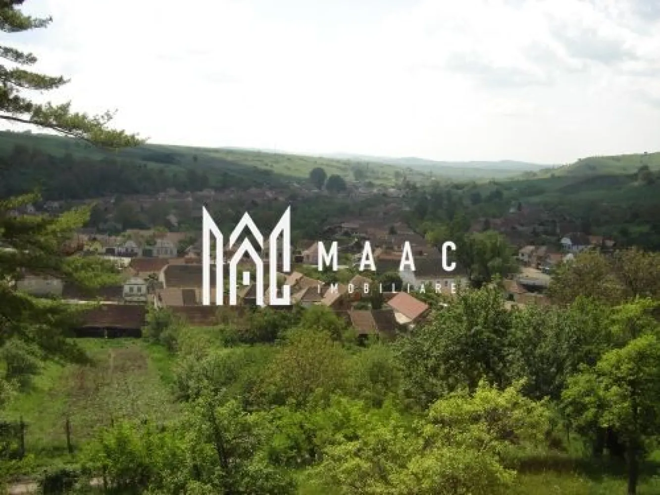 TEREN DE VÂNZARE I SLIMNIC I INTRAVILAN - MAAC Imobiliare vă propune spre vânzare în satul liniștit Slimnic, unde dealurile Transilvaniei se întind ca o pânză verde, se află o oportunitate rară: un teren intravilan, gata să devină baza visului tău. Terenul, oferit spre vânzare de MAAC Imobiliare, este un lot liniștit, perfect delimitat și pregătit pentru a primi viață. El este înconjurat cu grijă de un gard solid din plasă de sârmă, care îi asigură securitatea și intimitatea, marcând clar hotarele proprietății. Nu este doar un simplu gard, ci o promisiune de liniște și siguranță pentru viitoarea casă, grădină sau atelier. Și cel mai important, toate facilitățile moderne se află chiar la marginea proprietății. Nu vei mai alerga după racorduri sau autorizații complicate. Totul este la îndemână, așteptând doar proiectul tău să prindă contur. Fie că visezi la o casă la tara, plină de lumină, la un atelier creativ, sau la o investiție sigură pentru viitor, acest teren oferă potențialul și fundația. Imaginează-ți porțile deschizându-se spre acest spațiu al tău. Soarele apune peste dealuri, iar tu știi că tot ce ai nevoie este deja acolo, așteptând. Este mai mult decât un teren; este prima pagină a unei noi povești. Pentru mai multe detalii, precizați telefonic că ați văzut anunțul cu CP3038479. }}