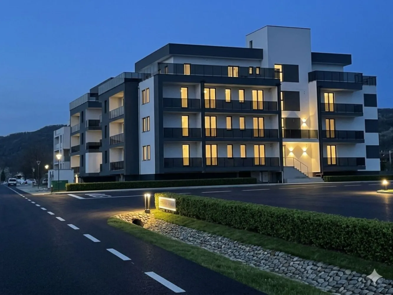 Apartament cochet la etajul 1, într-o zonă liniștită și verde - Se oferă spre vânzare un apartament primitor, situat la etajul 1 al unui imobil constructie noua , amplasat într-o zonă deosebit de liniștită, înconjurată de multă verdeață – ideal pentru cei care își doresc confort și relaxare departe de agitația orașului. Locuința este bine compartimentată și oferă un spațiu luminos și aerisit, perfect pentru un stil de viață modern. Zona este apreciată pentru liniștea sa, accesul facil către puncte de interes și apropierea de natură, fiind potrivită atât pentru locuit, cât și ca investiție. Avantaje: – Etaj 1 – acces facil și confort sporit – Suprafata utila 50,10 mp , suprafata construita 58,10 mp – Compartimentare eficientă , format din :, hol , living cu bucatarie , baie , 1 dormitor , terasa in suprafata de 12, 90 mp – Luminozitate naturală foarte bună – Ideal pentru cupluri sau persoane care caută liniște Pret vanzare : 1250 euro / mp , plus TVA Se poate achizitiona separat loc de parcare la pretul de 7500 Euro . Pentru mai multe detalii sau programarea unei vizionări, nu ezitați să mă contactați! }}