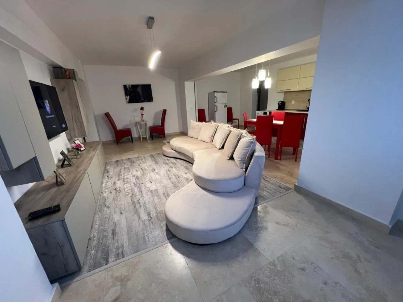 BRASADAS închiriază ap 3 cam etaj 5/8 Calea 13 Sept Marriott