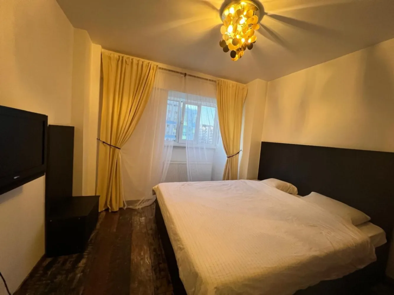 BRASADAS închiriază ap 3 cam etaj 5/8 Calea 13 Sept Marriott